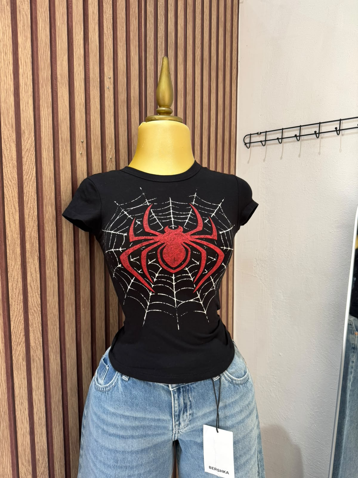 Camiseta negra con araña roja Bershka
