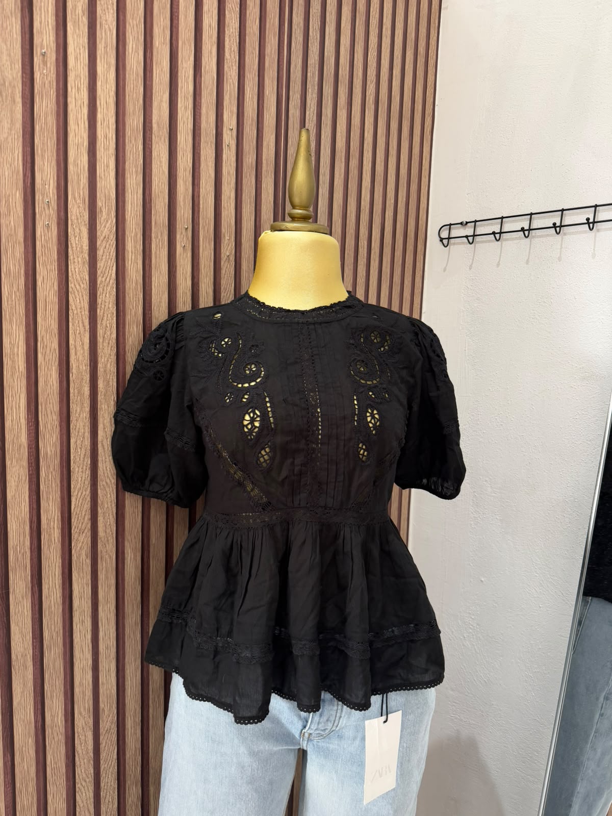 Blusa negra Zara bordada con manga corta abullonada y bajo con vuelo