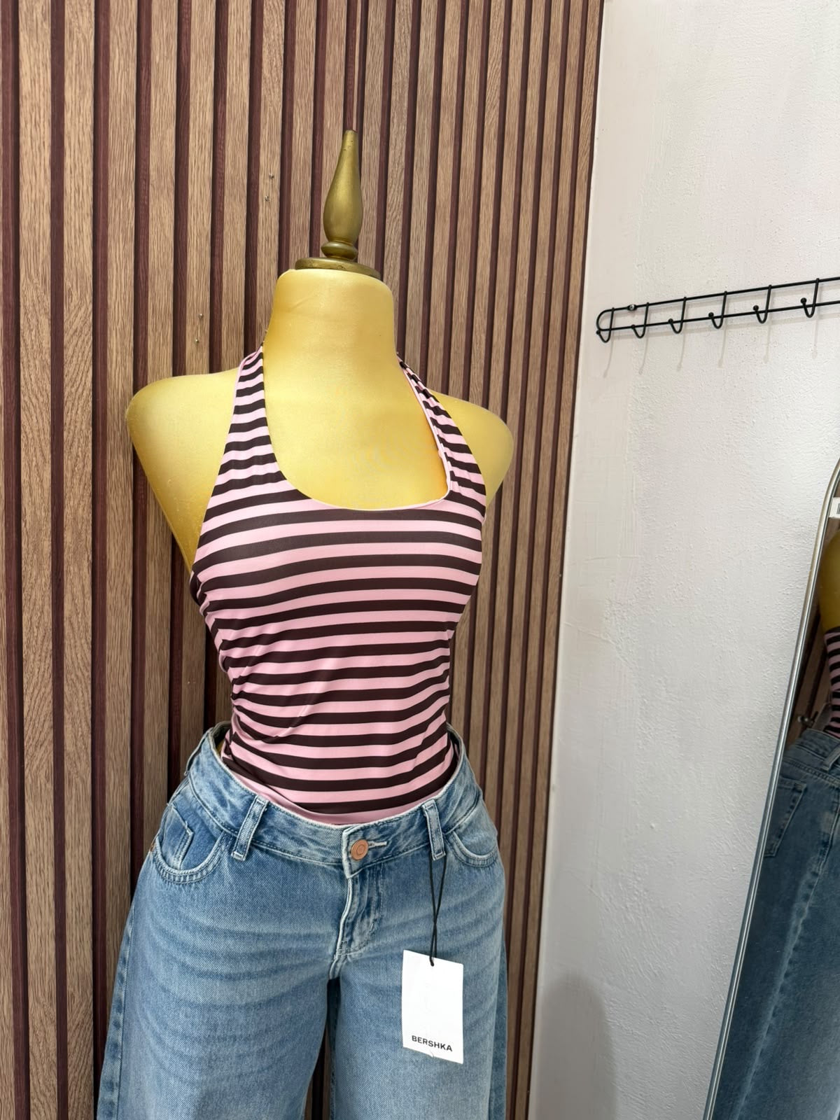Top Stradivarius halter de rayas rosas y marrones