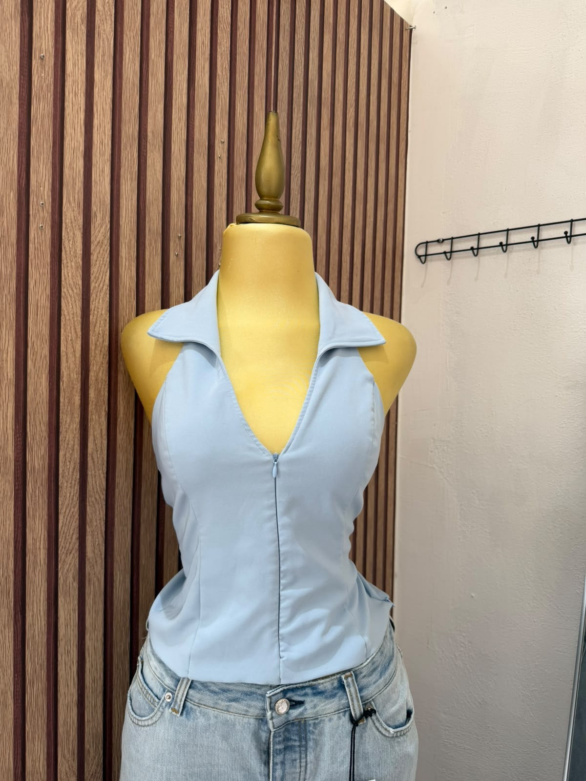 Blusa azul claro Zara sin mangas con cuello y cierre frontal