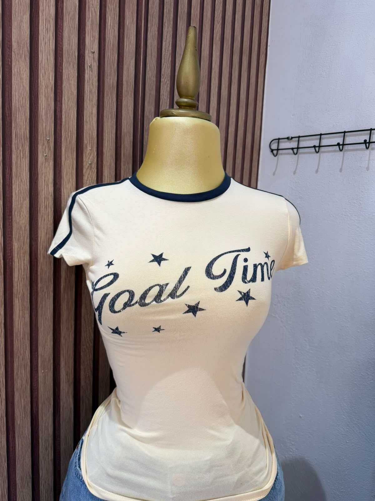Camiseta crema Goal Time con detalles azul marino