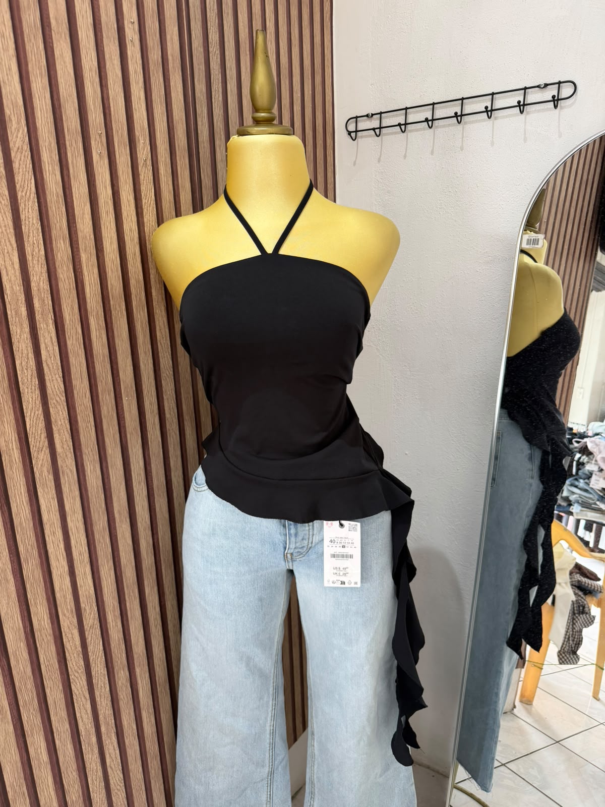 Top negro Zara halter con caída lateral, vista frontal
