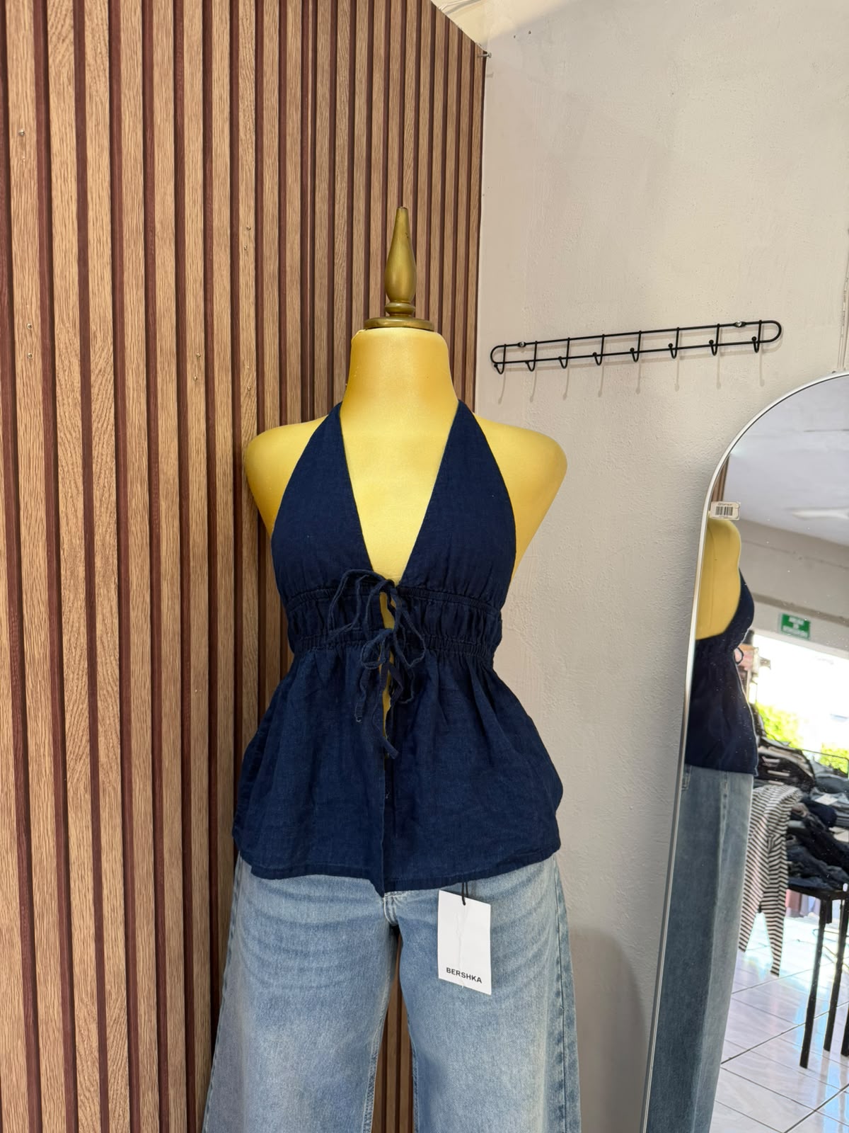 Top halter denim azul con lazos frontales