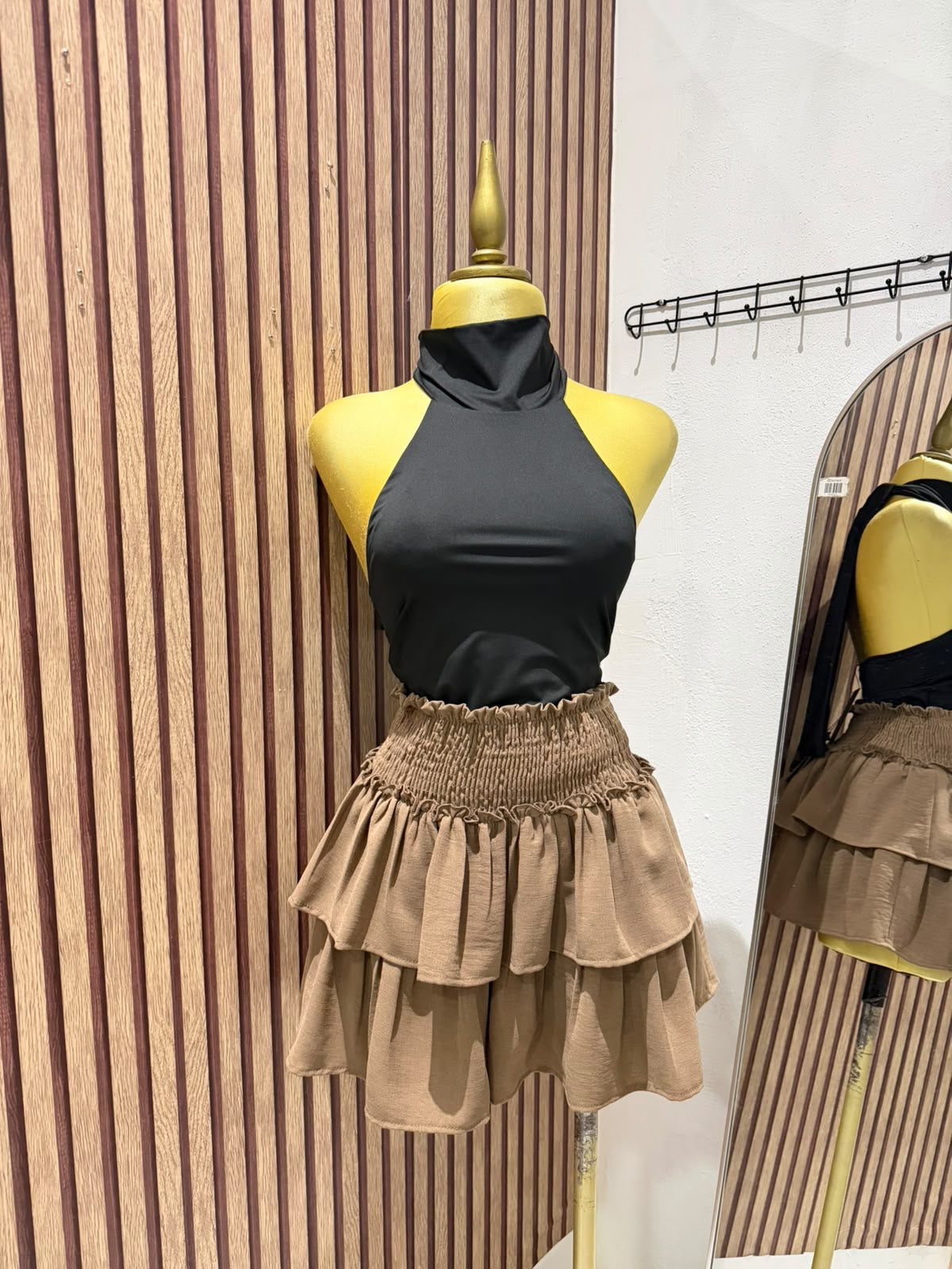Falda café con olanes y cintura elástica fruncida