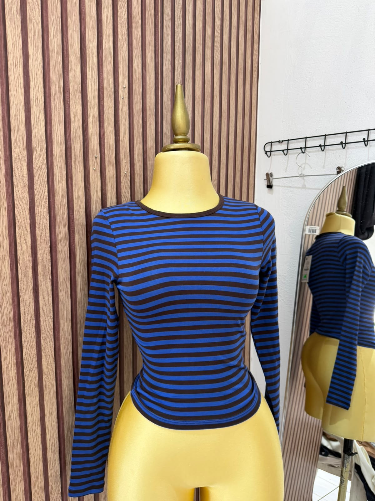 Blusa Stradivarius de manga larga a rayas en maniquí