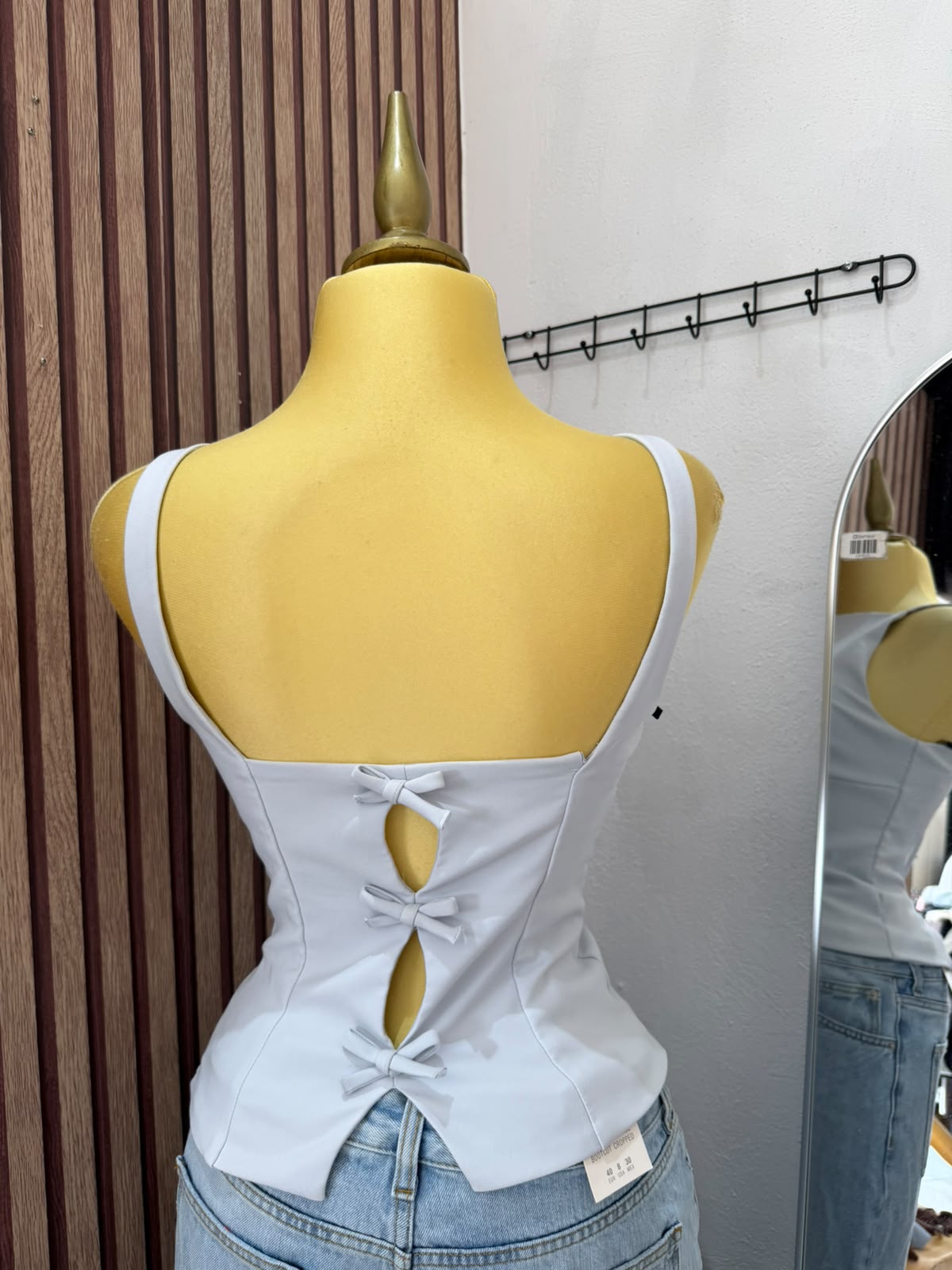 Blusa Zara azul claro con moños en la espalda, vista posterior