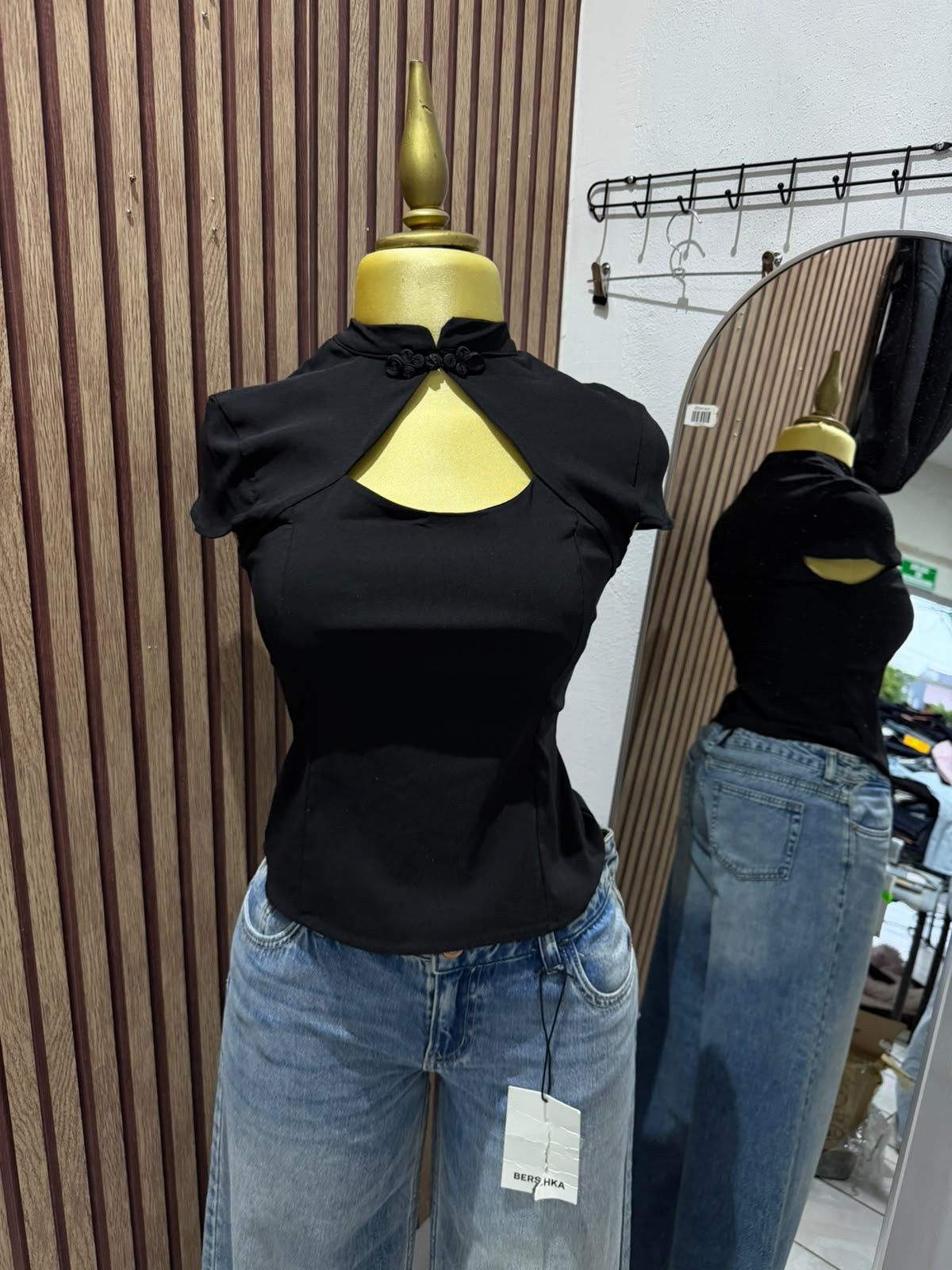 Blusa negra con abertura frontal Pull&Bear