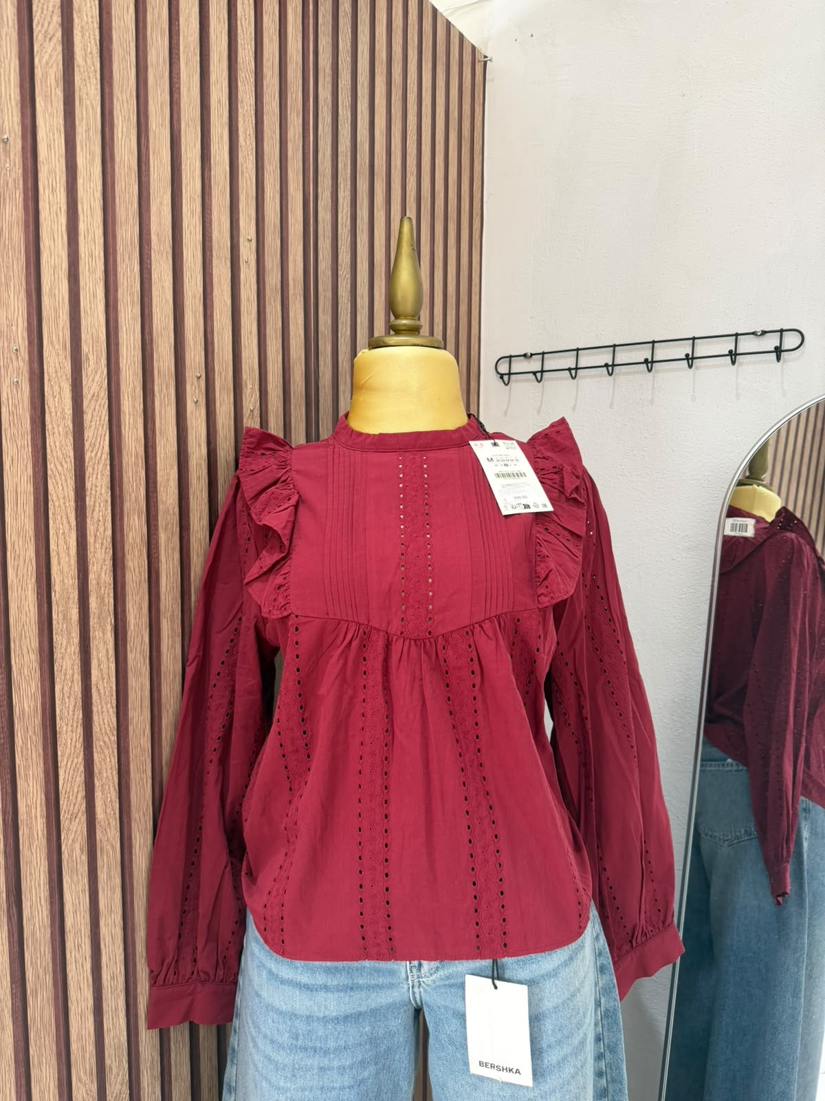 Blusa Zara guinda bordada con volantes