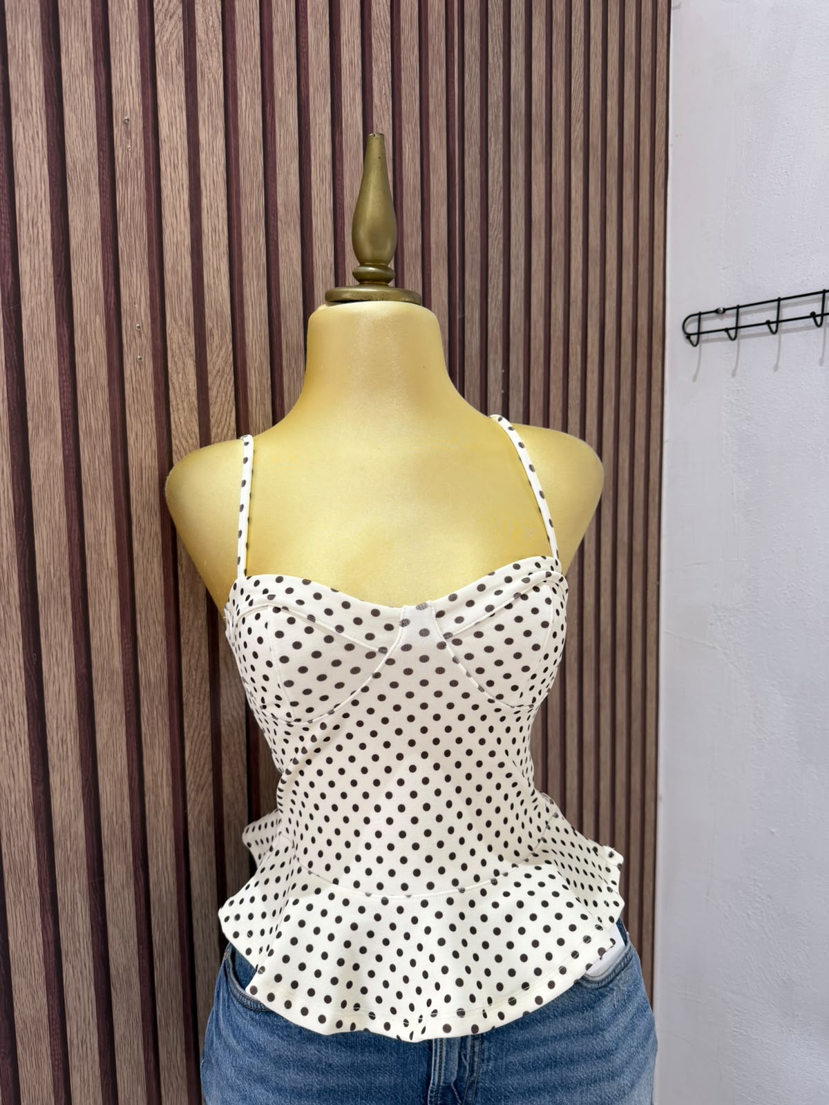 Top de lunares con volante Bershka