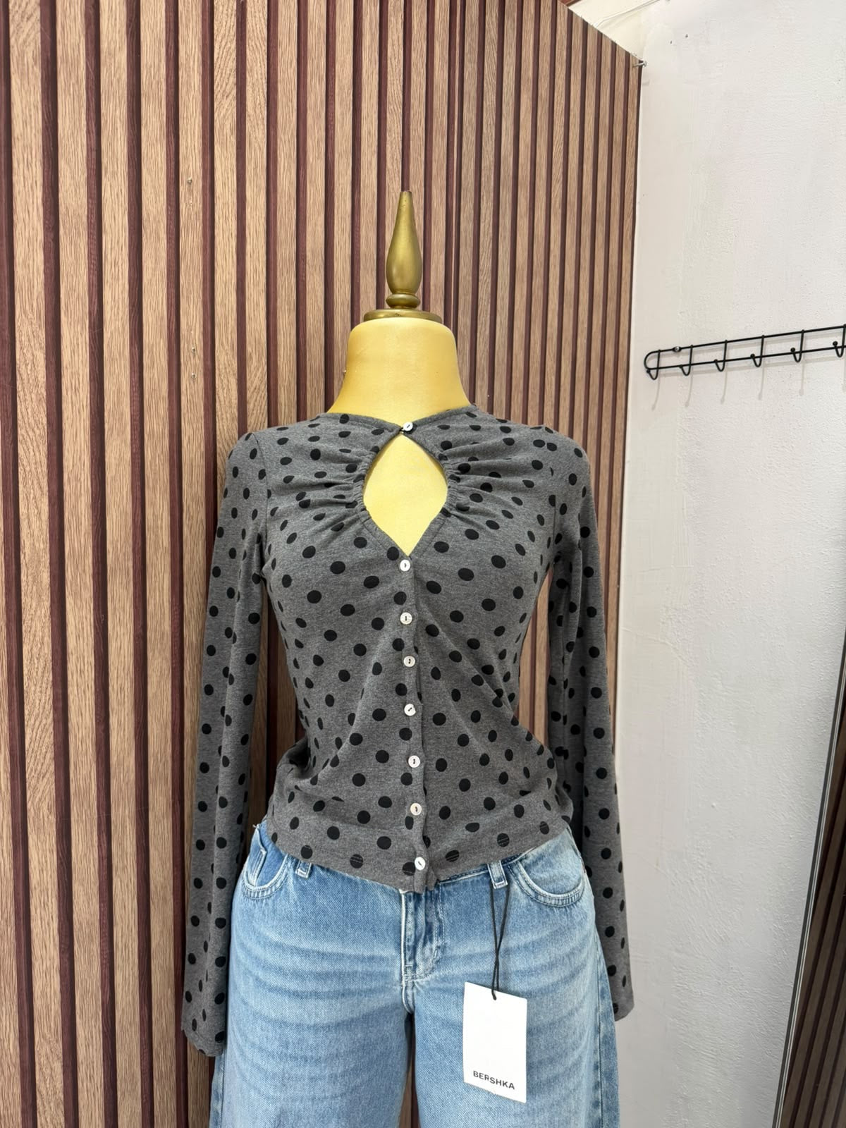 Blusa gris de lunares negros Bershka