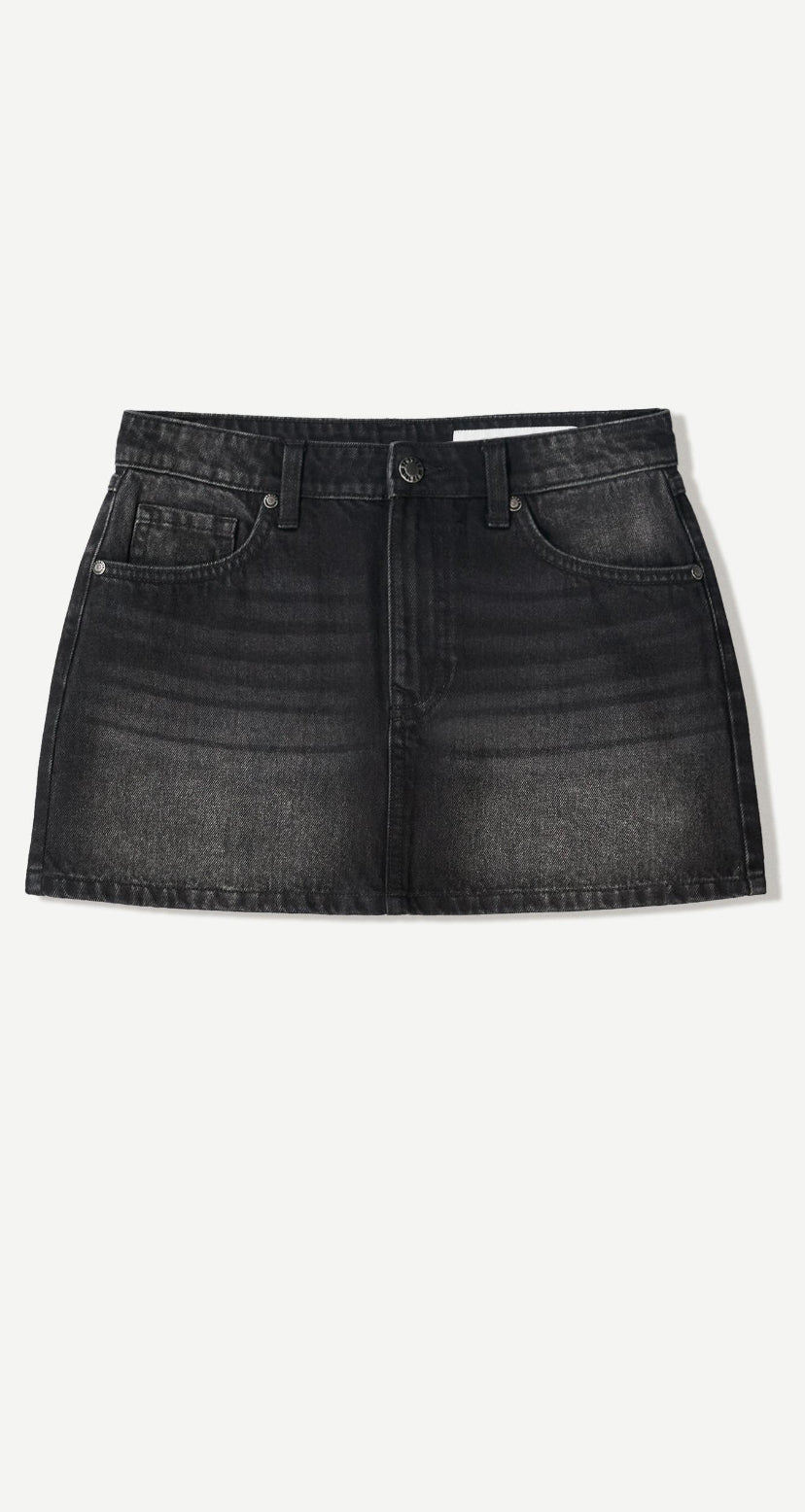 Falda negra (BERSHKA)