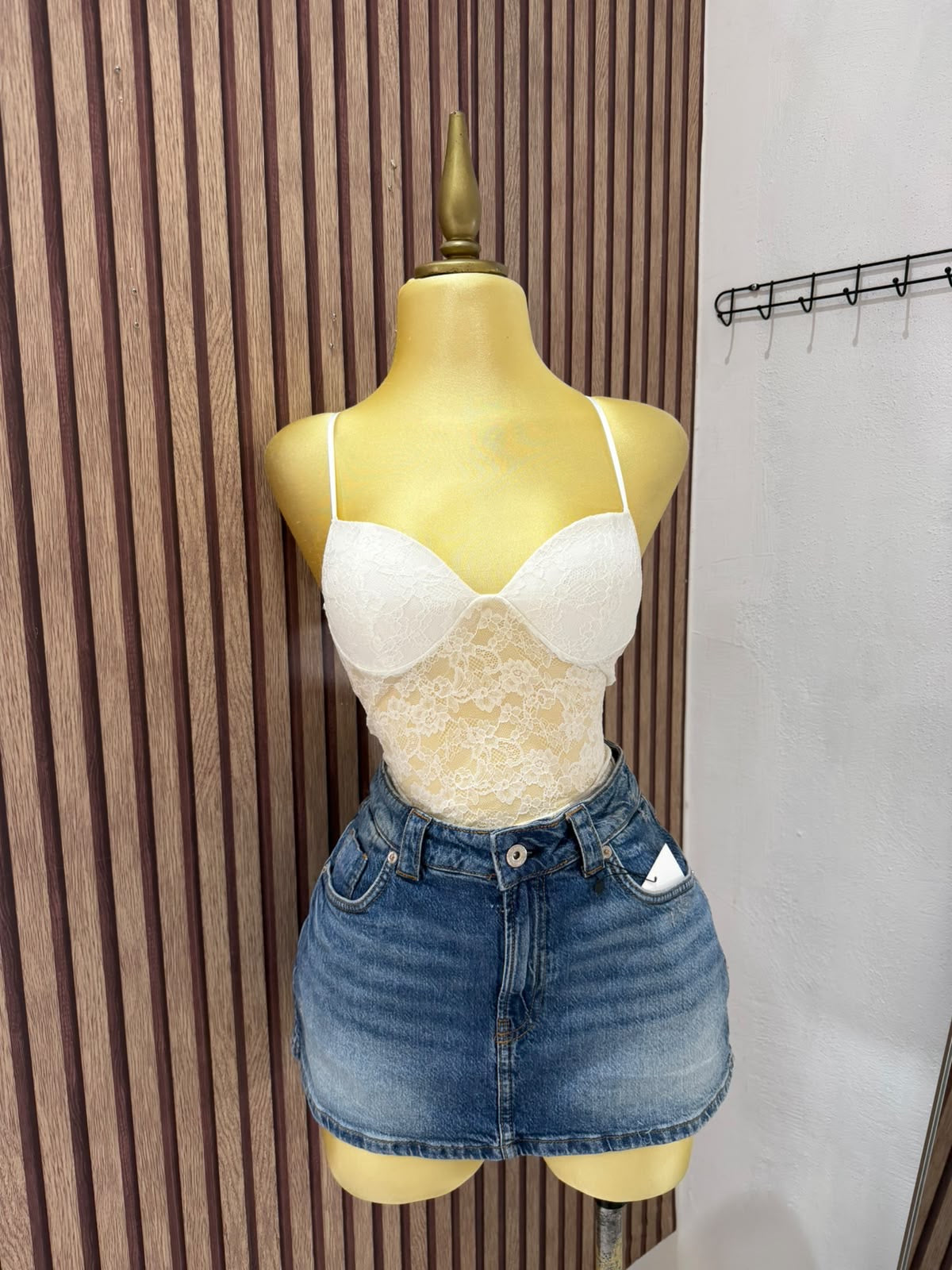 Body blanco de encaje con tirantes Zara