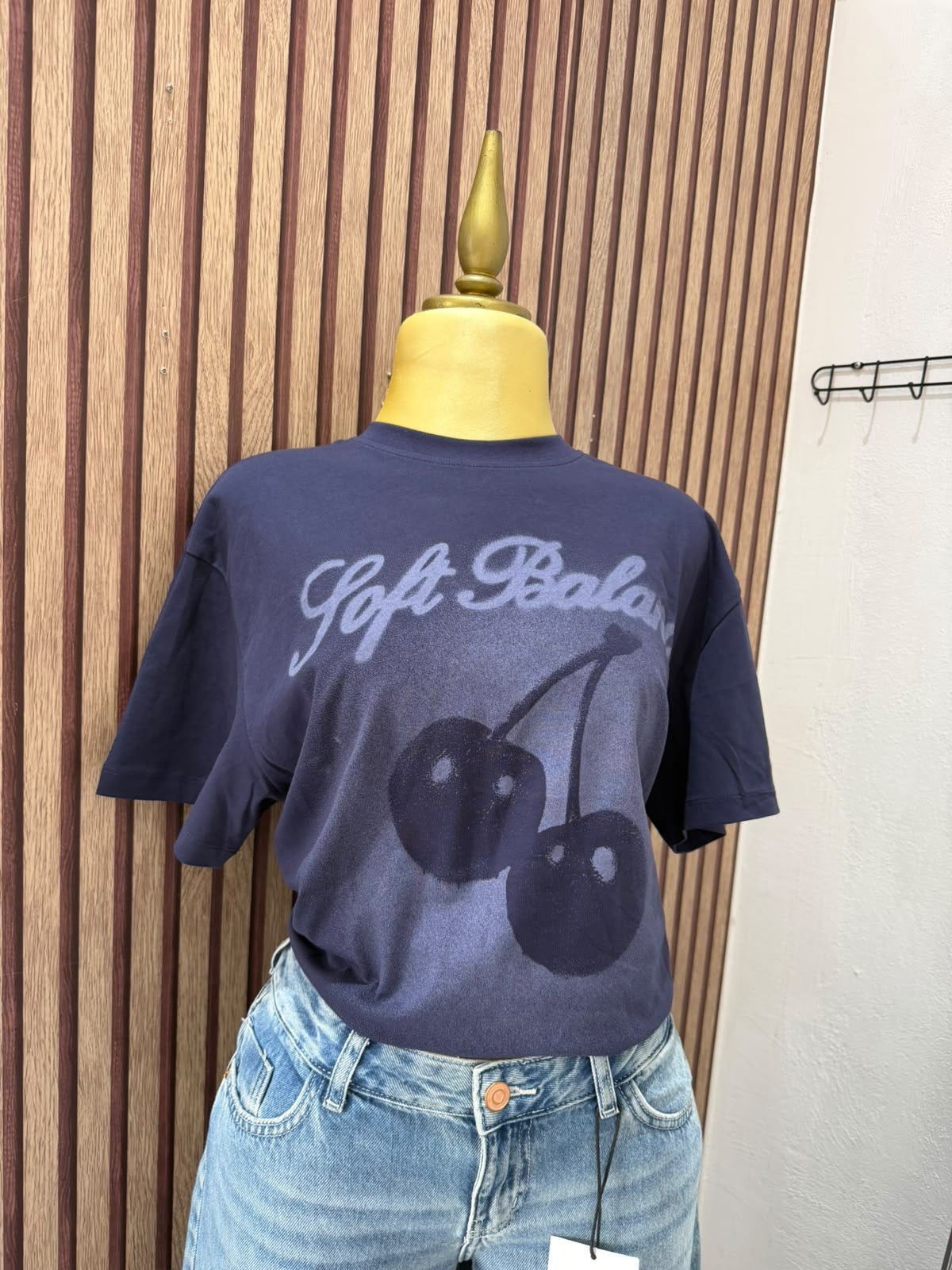 Camiseta Bershka azul con cerezas