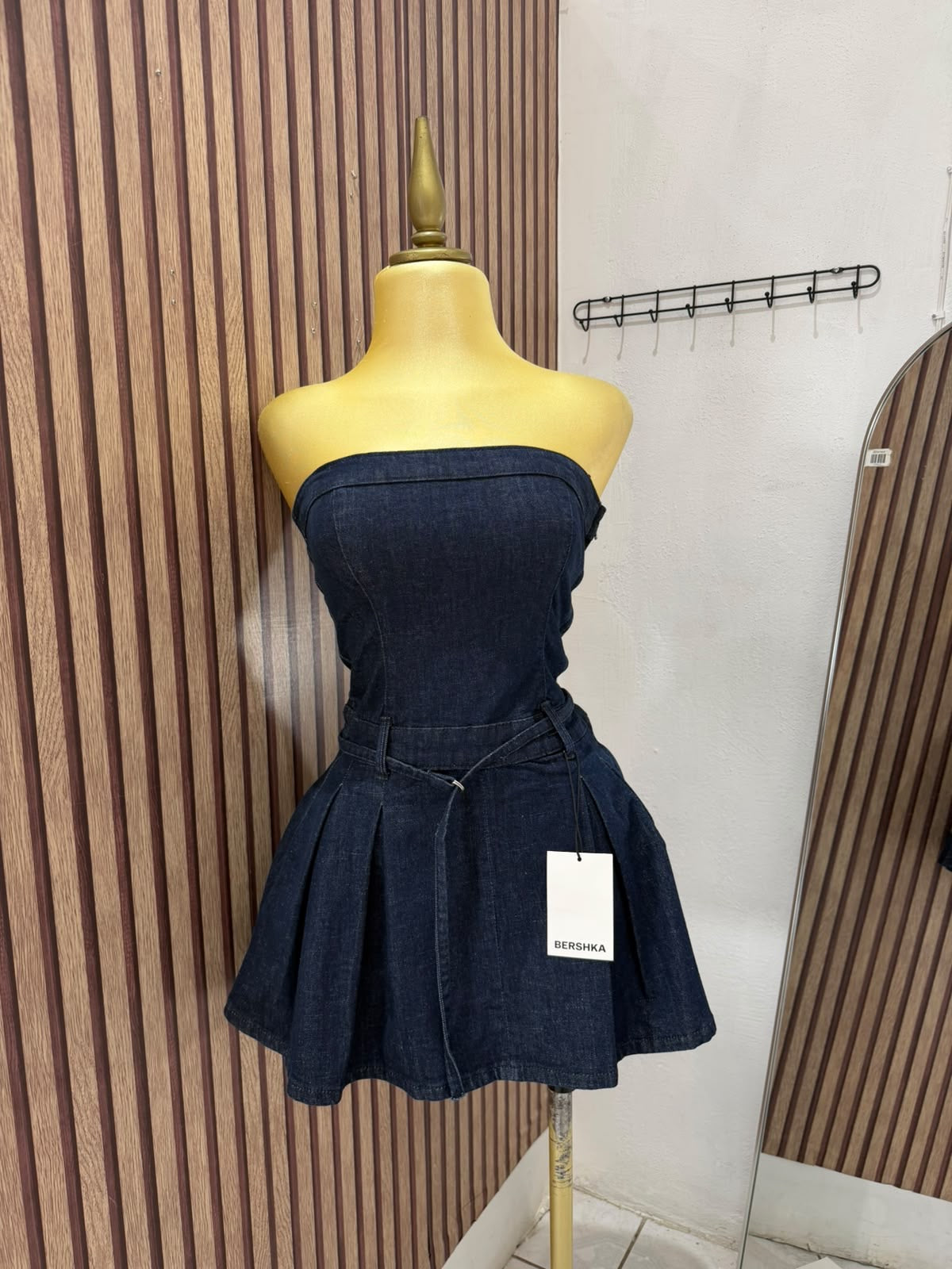 Vestido de mezclilla oscuro sin tirantes Bershka