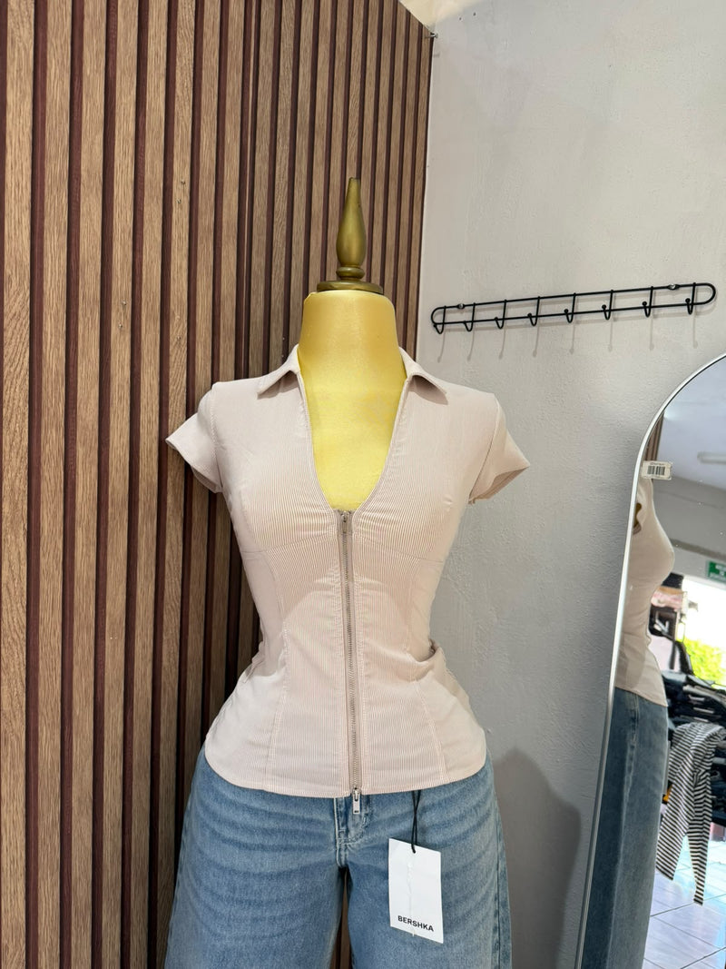 Blusa beige acanalada con cierre y cuello camisero