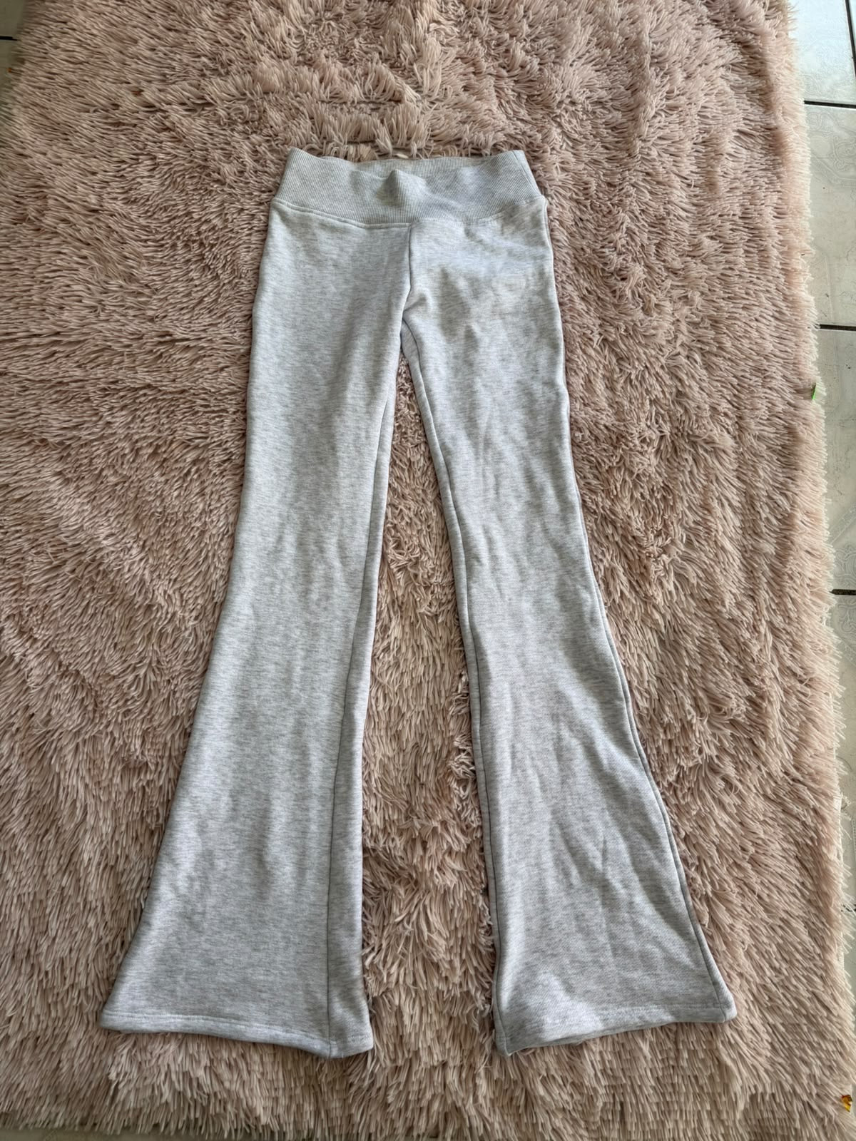 Pantalón gris acampanado Zara