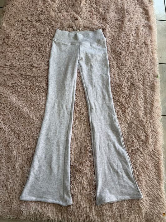 Pantalón gris acampanado Zara