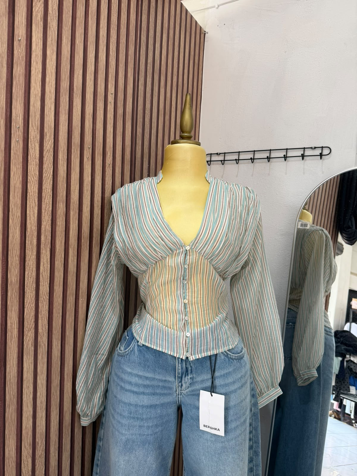 Blusa de rayas multicolor con botones