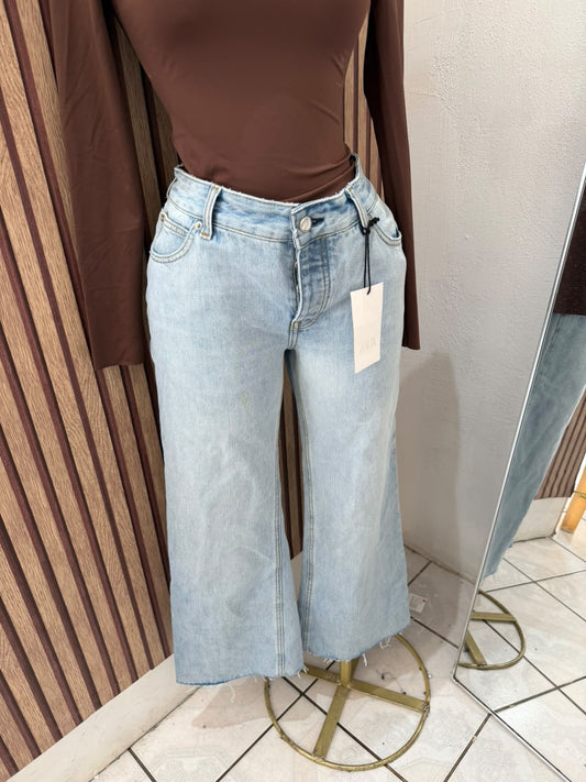 Jeans azul claro Zara de pierna ancha con bajo deshilachado