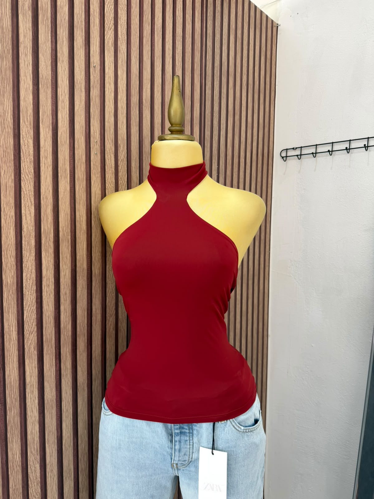 Top rojo halter de cuello alto Zara, vista frontal