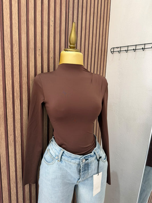 Blusa café Zara de manga larga y cuello alto