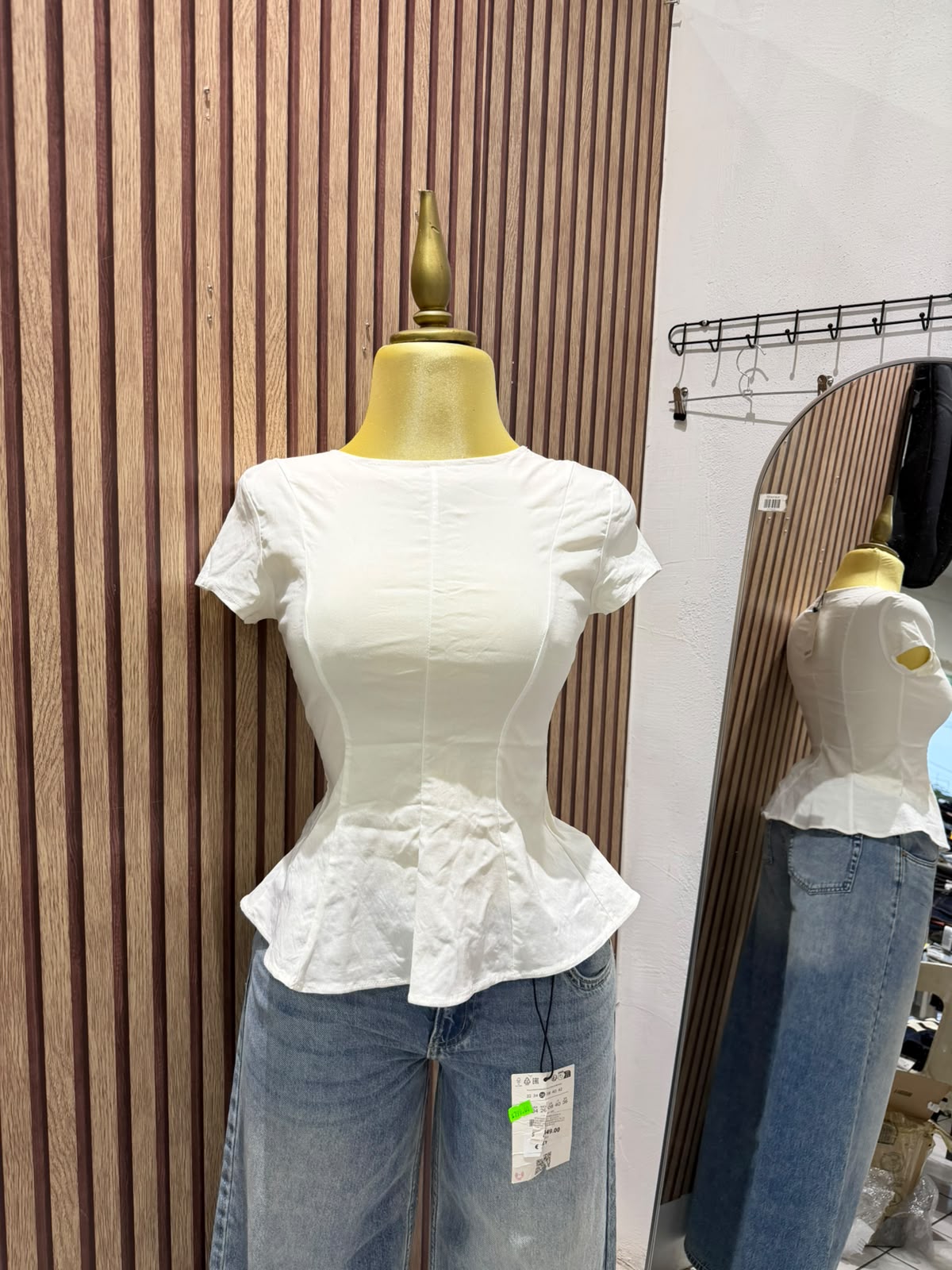 Blusa blanca Pull&Bear de manga corta con corte peplum