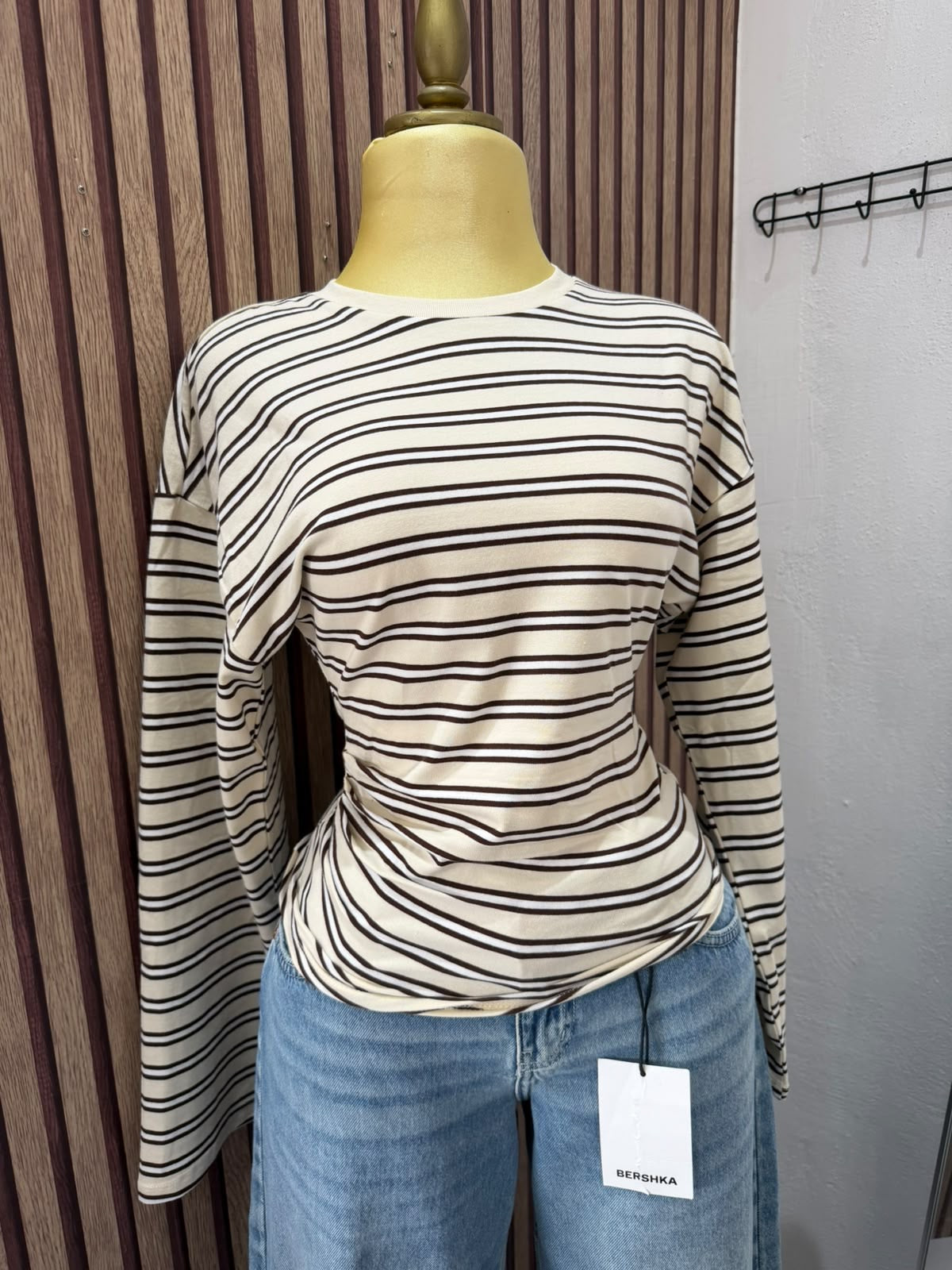 Camiseta Stradivarius crema de rayas marrones de manga larga