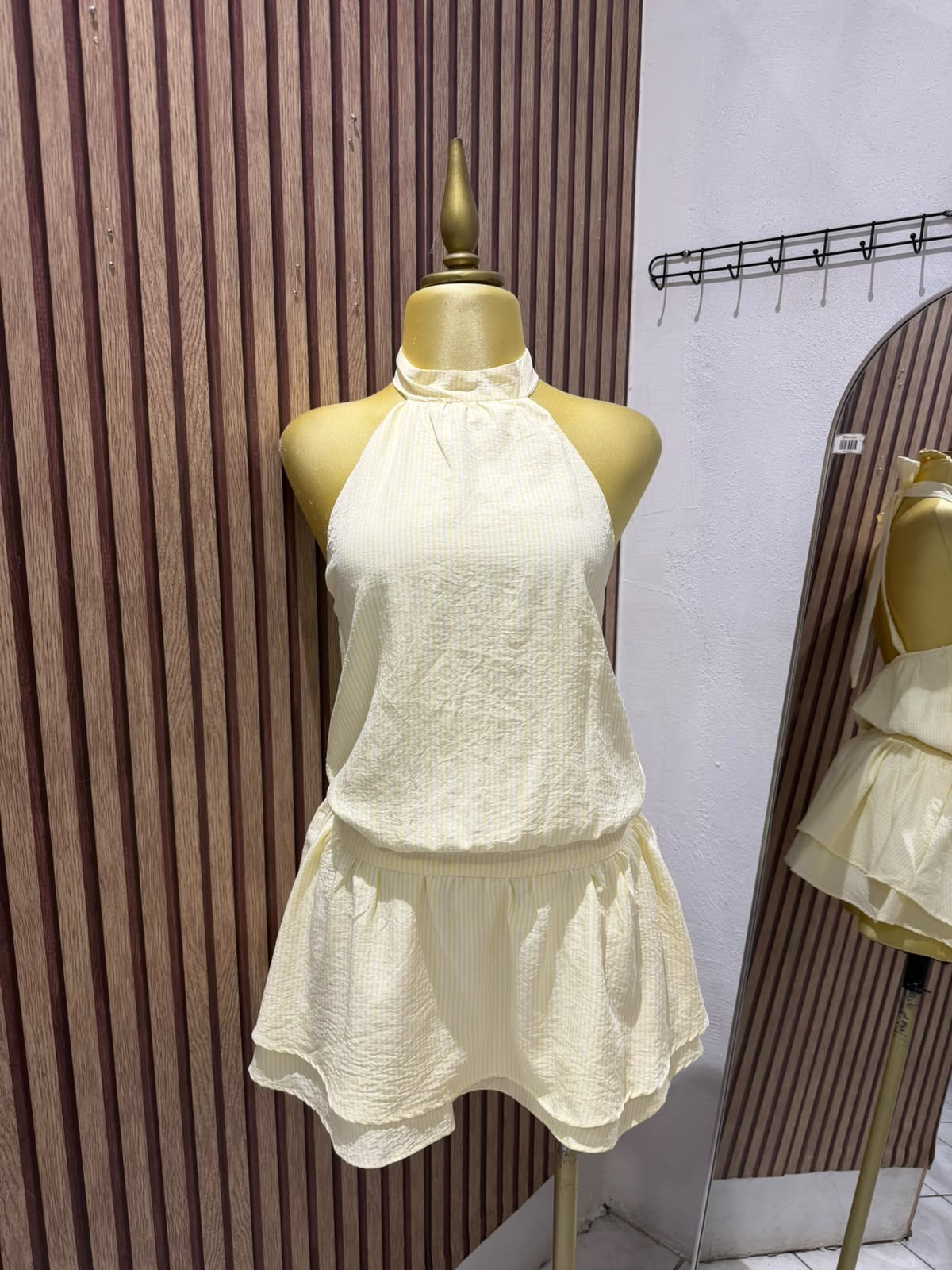Vestido High Street amarillo claro halter con volantes