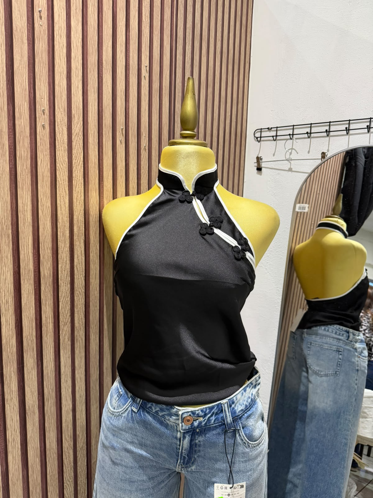 Top Zara negro halter con vivos blancos