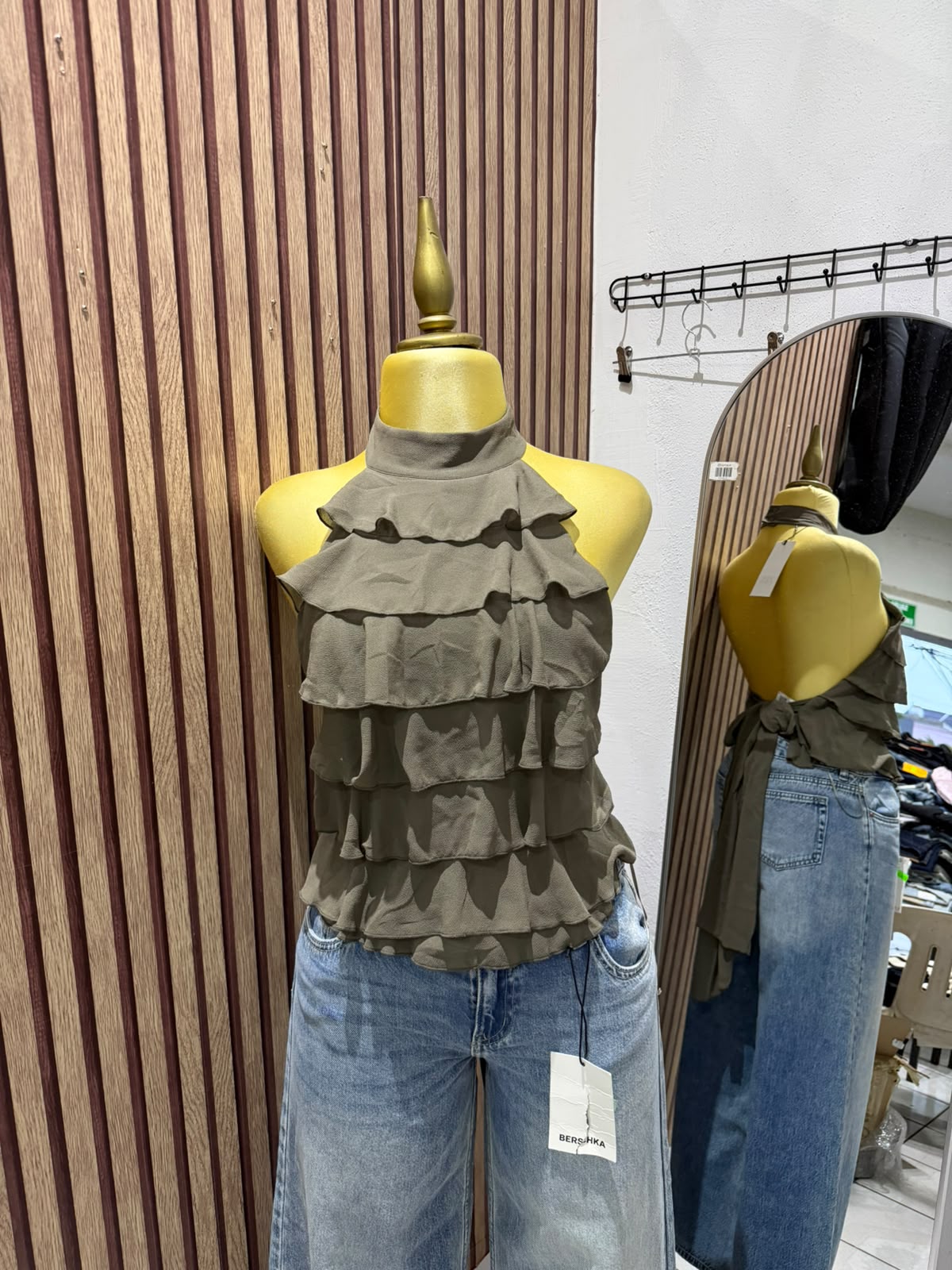 Blusa Zara verde olivo de olanes con cuello halter