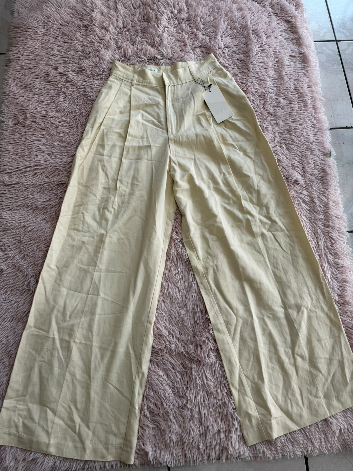Pantalón palazzo crema con pinzas Zara