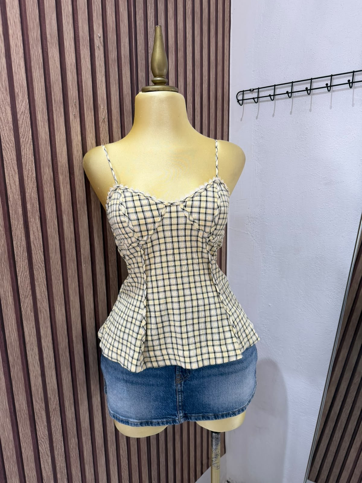 Top amarillo de cuadros con tirantes Zara