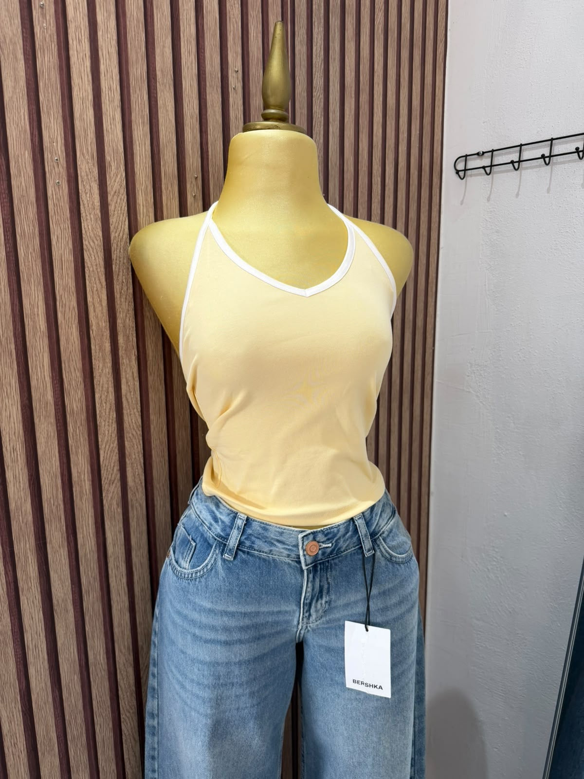 Top amarillo halter con ribete blanco Stradivarius