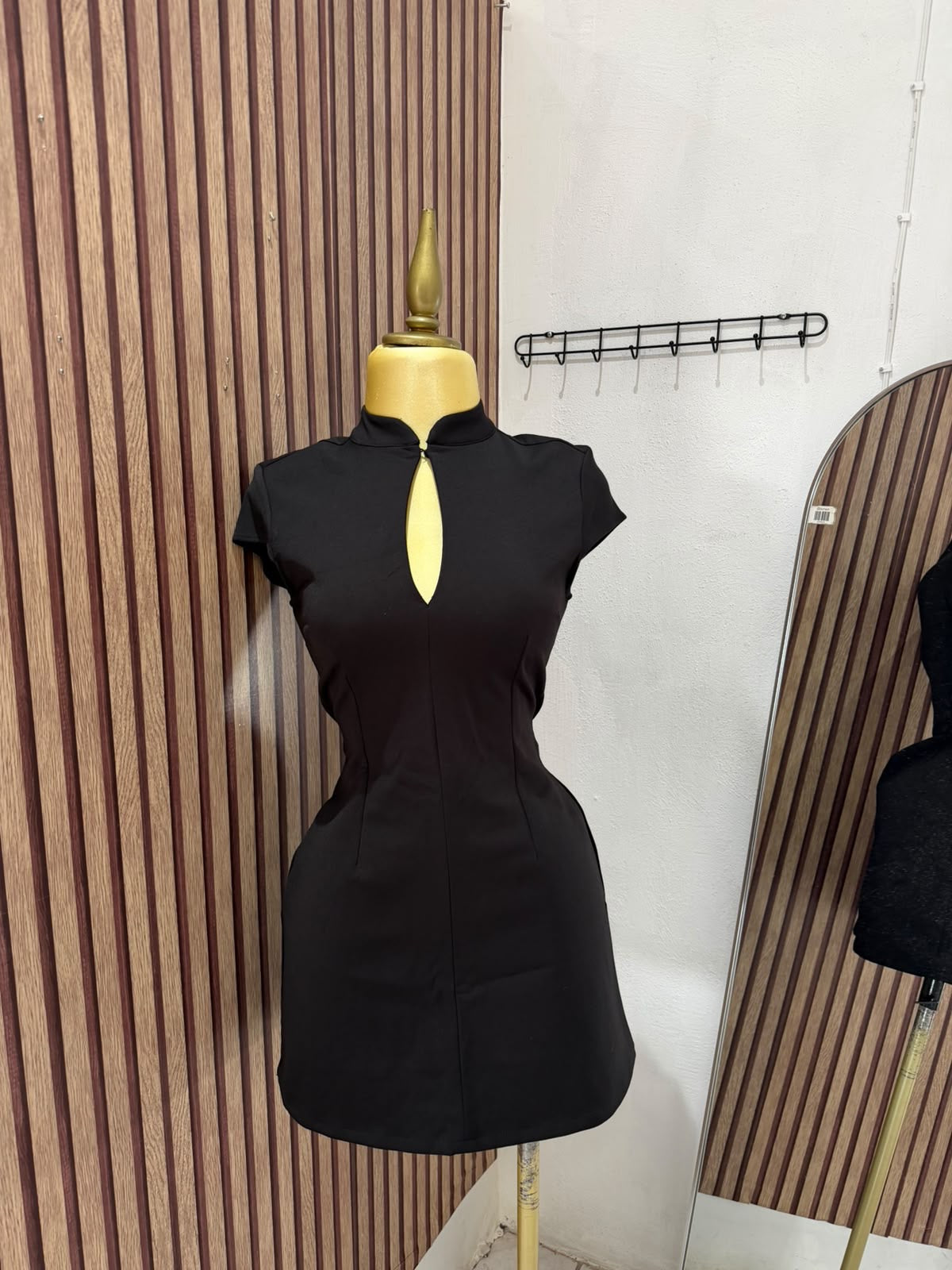 Vestido negro corto con cuello alto Stradivarius