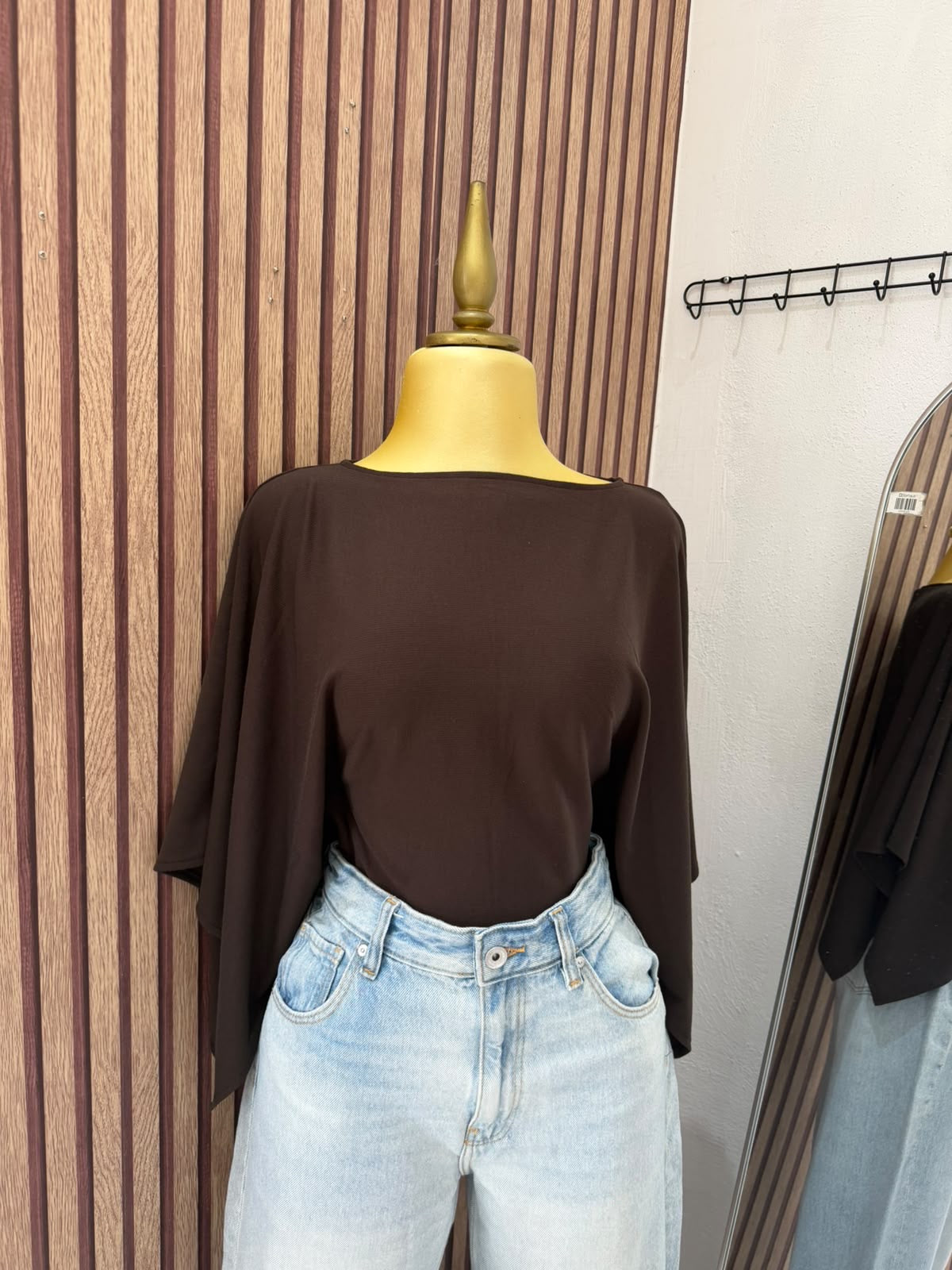 Blusa café H&M de corte amplio