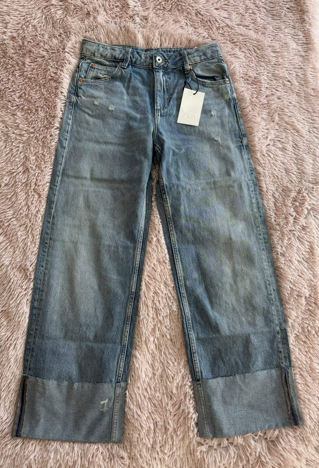 Jeans Zara azules de pierna amplia con vuelta en el bajo