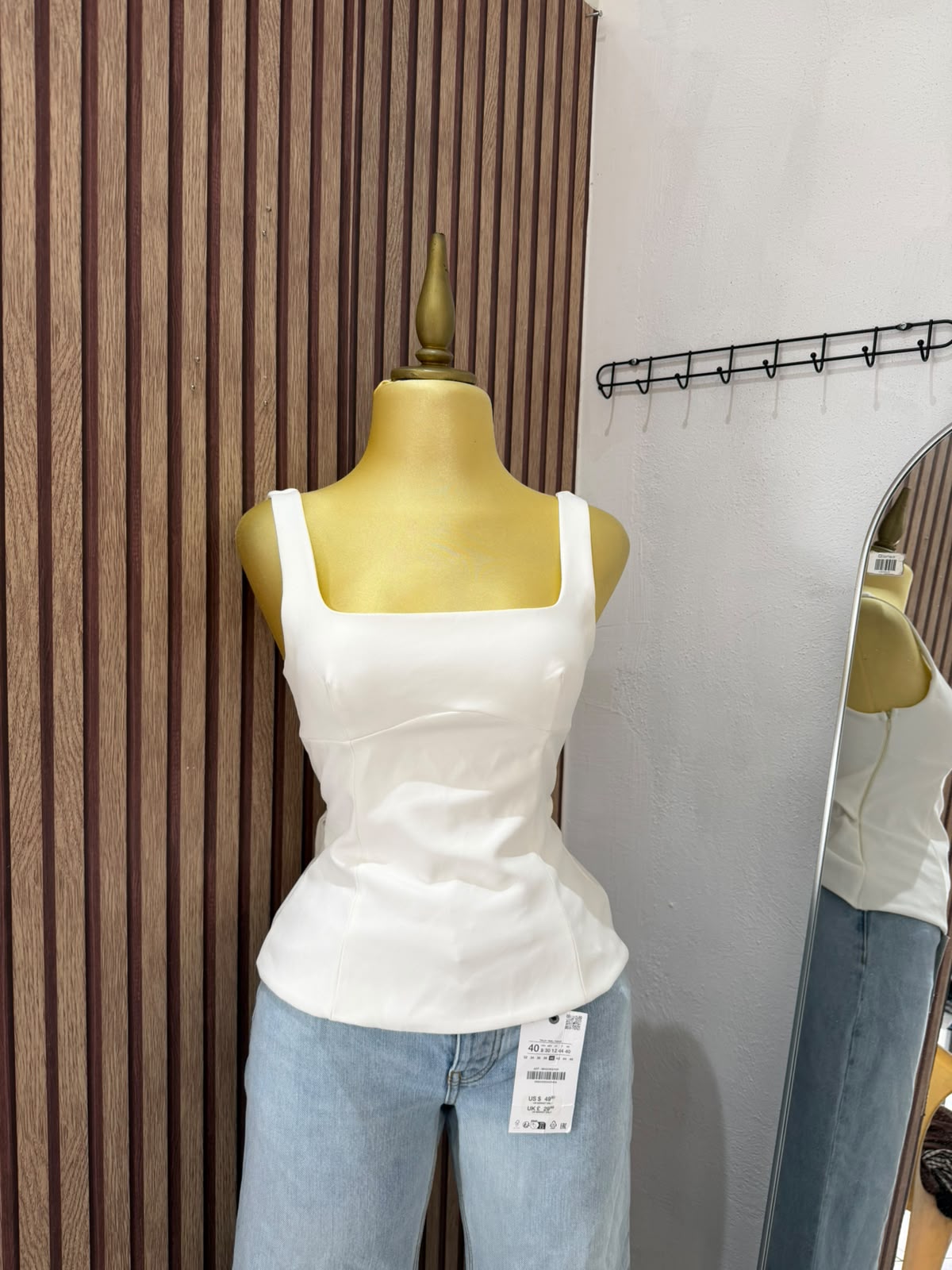 Blusa blanca Zara de escote cuadrado, vista frontal