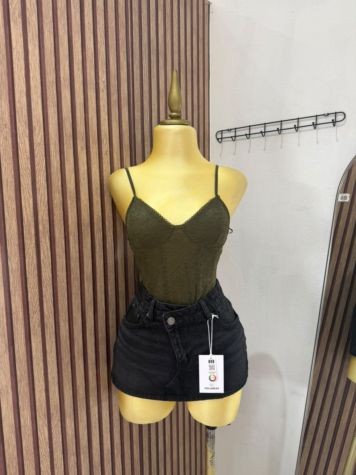 Falda corta de mezclilla negra Pull&Bear