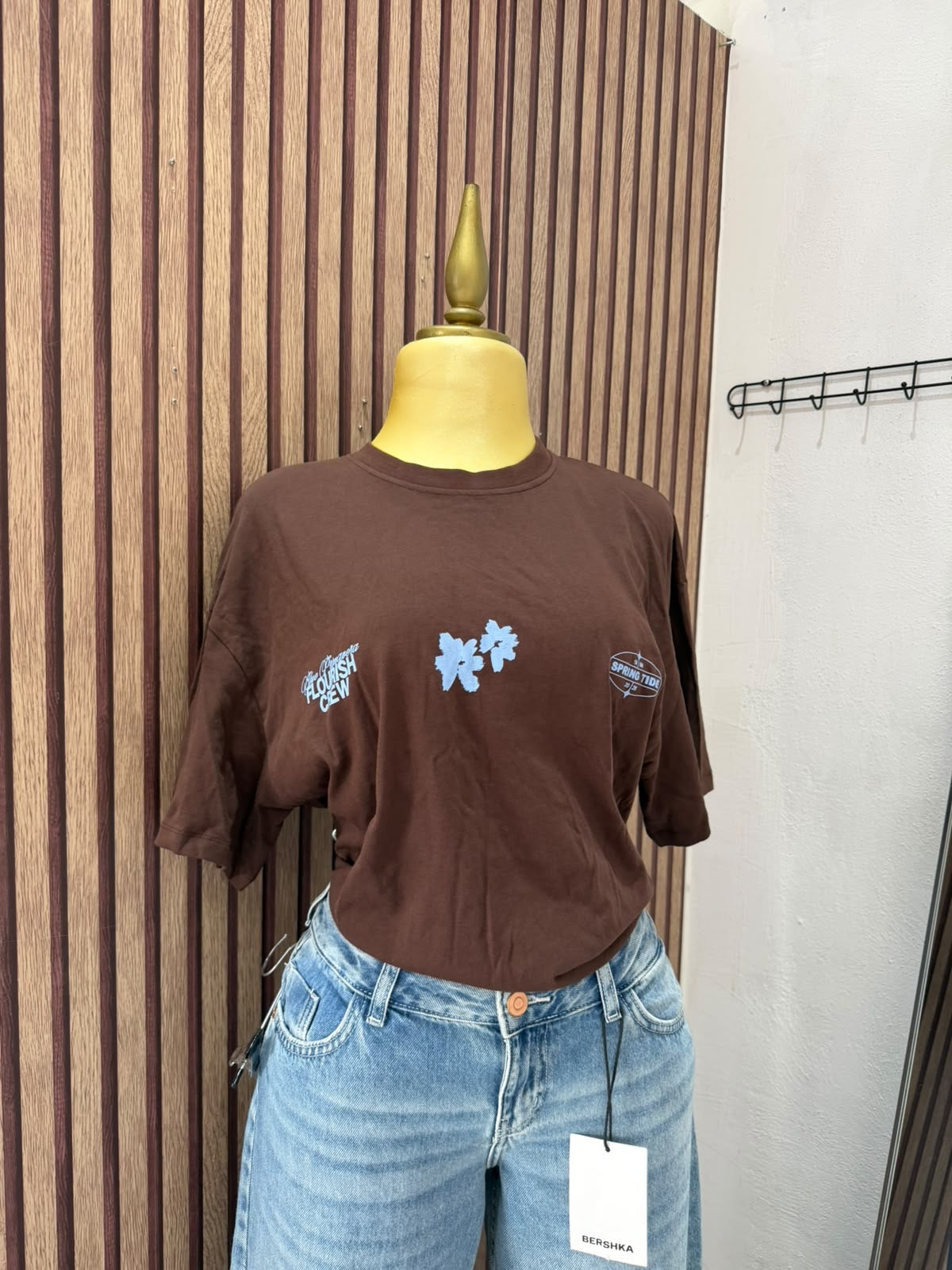 Camiseta Bershka marrón con flores azules