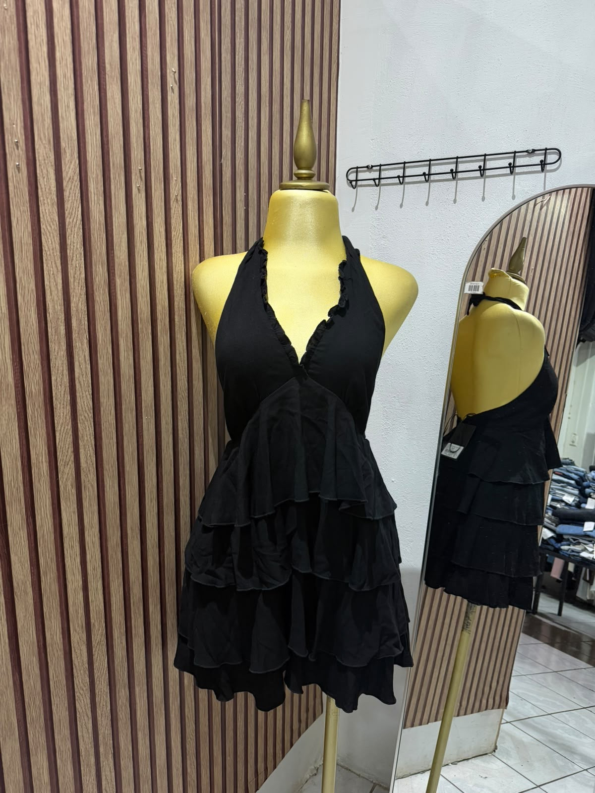 Vestido negro High Street halter con volantes