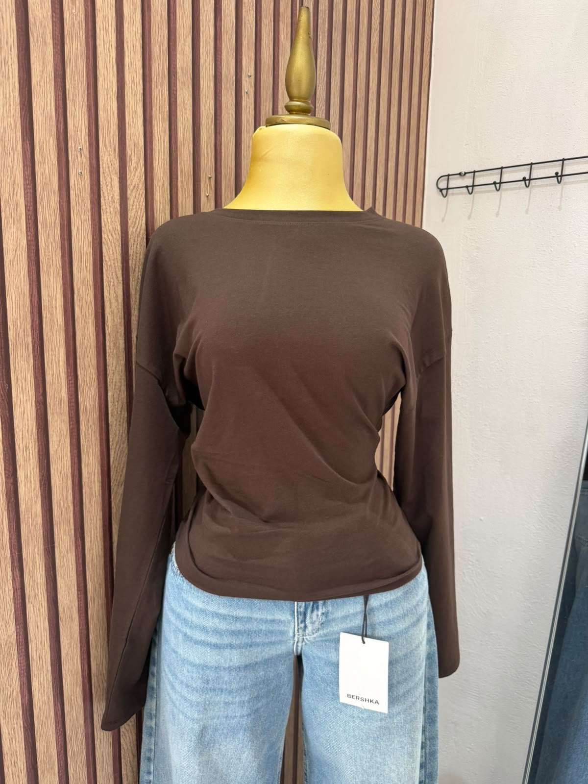 Camiseta Stradivarius marrón de manga larga