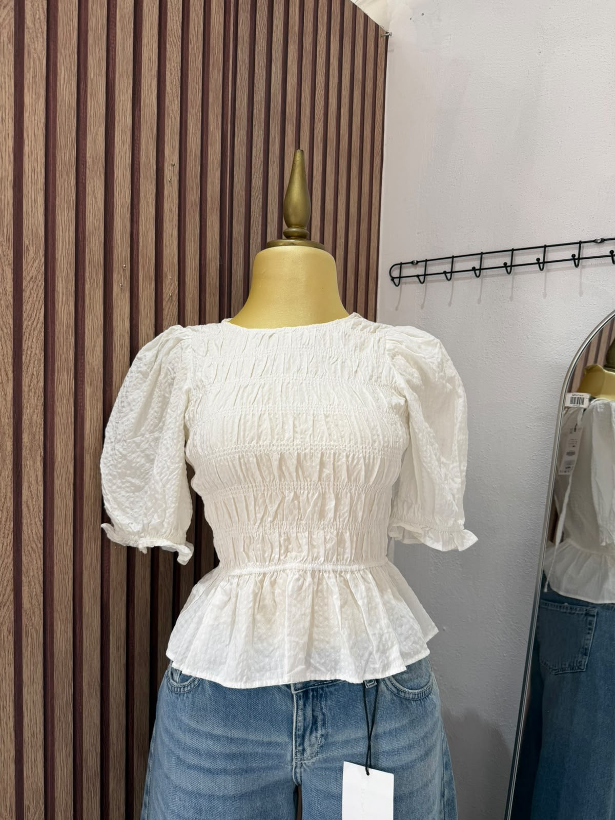 Blusa Zara blanca fruncida con mangas abullonadas