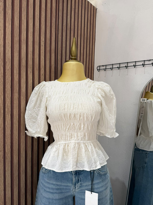 Blusa Zara blanca fruncida con mangas abullonadas