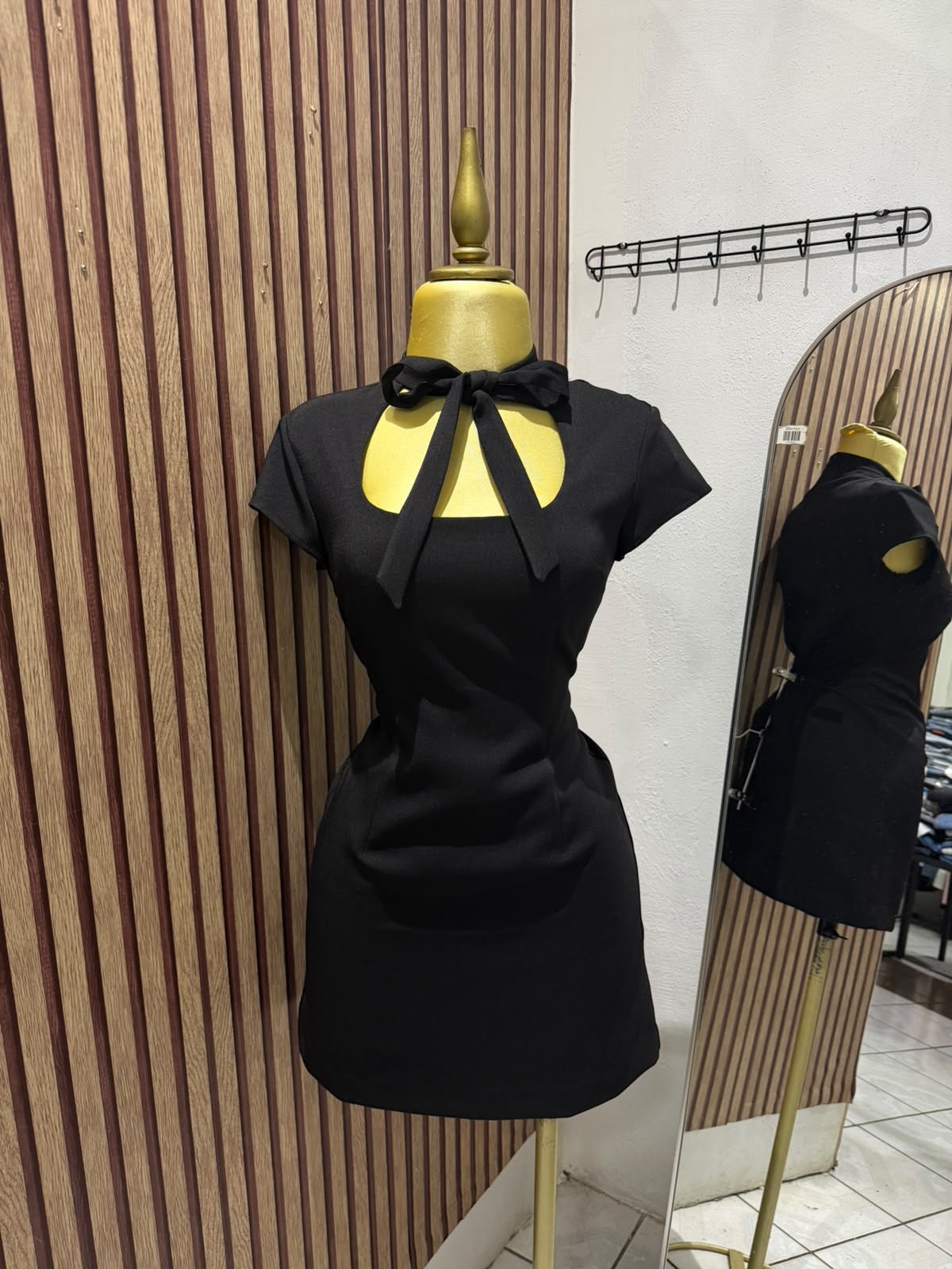 Vestido negro High Street con lazo y escote abierto