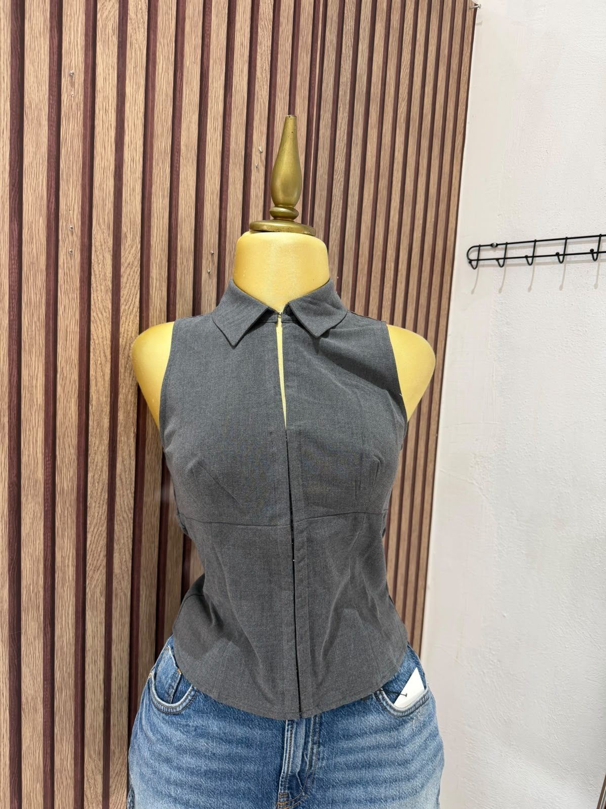 Blusa gris sin mangas con cuello