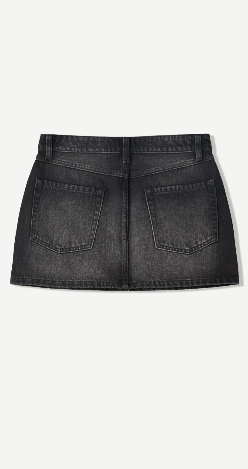 Falda negra (BERSHKA)