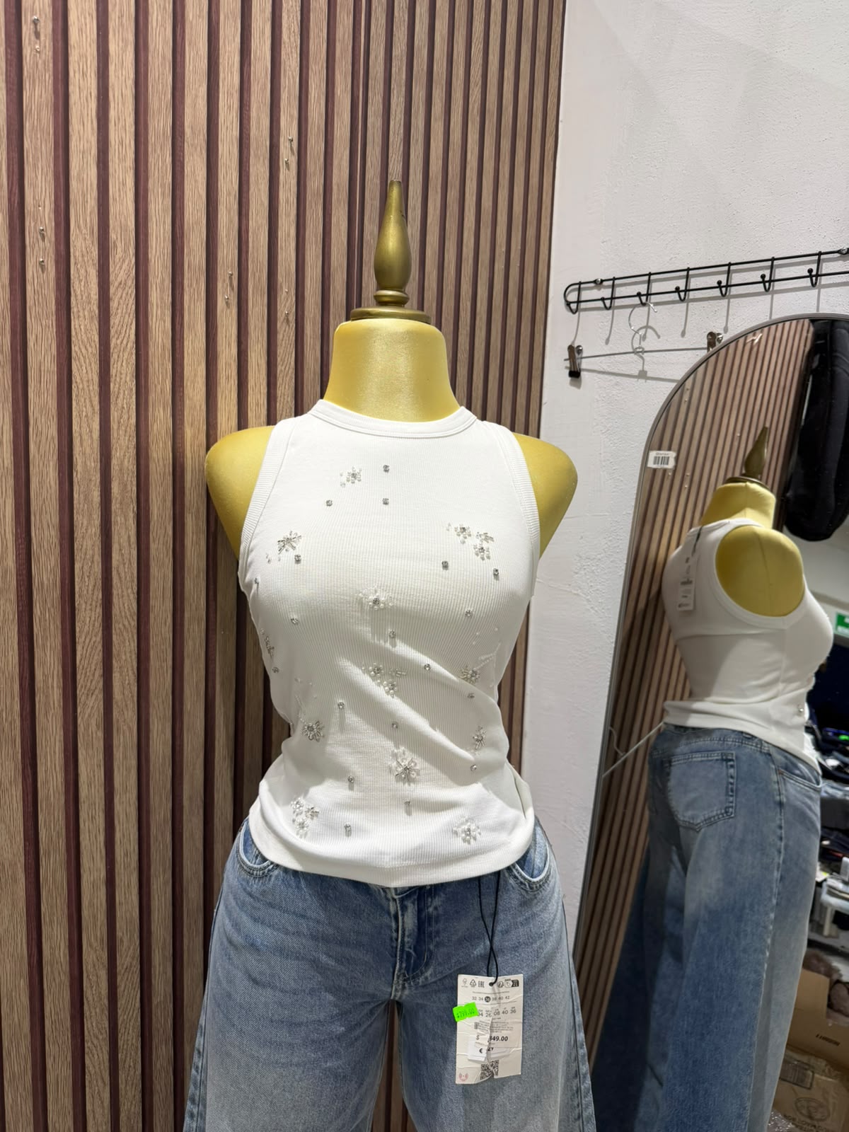Top negro con pedrería Stradivarius