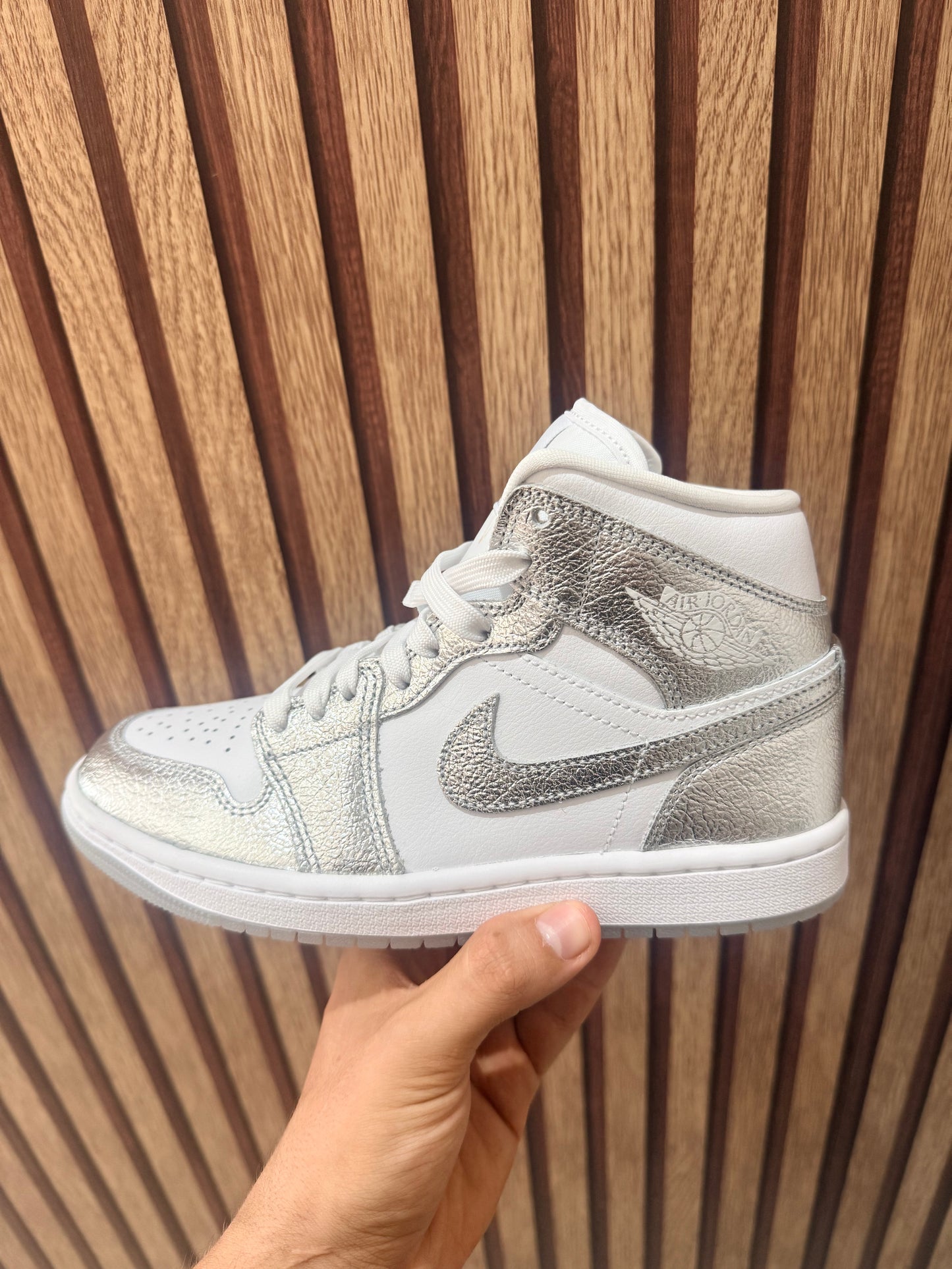 Tenis Jordan plateados