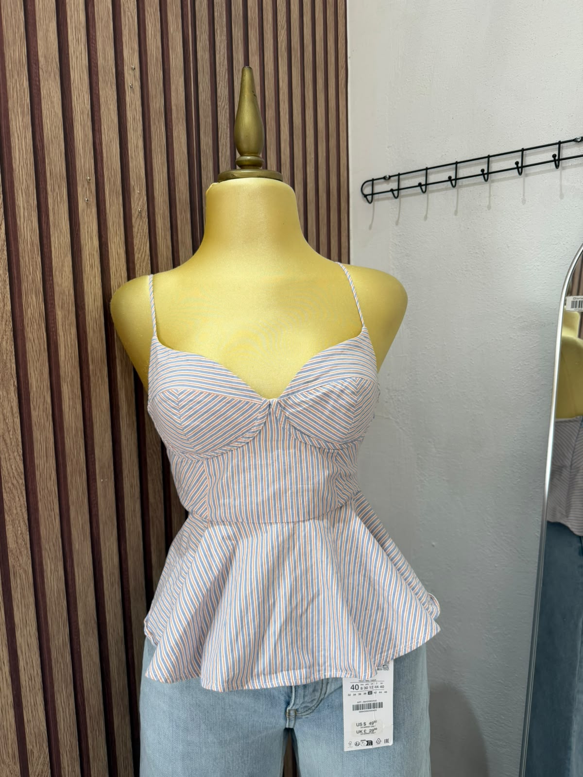 Blusa Zara de rayas azul y naranja con bajo de vuelo