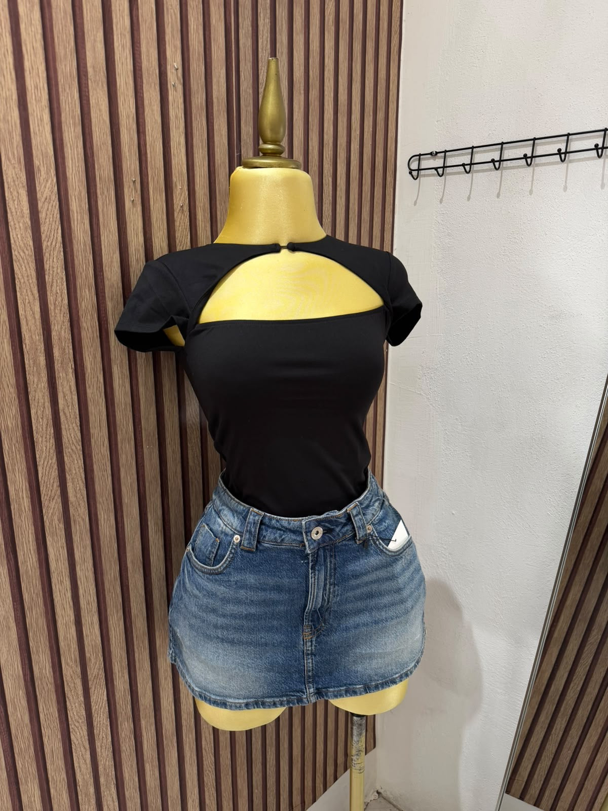 Blusa negra con abertura frontal Bershka